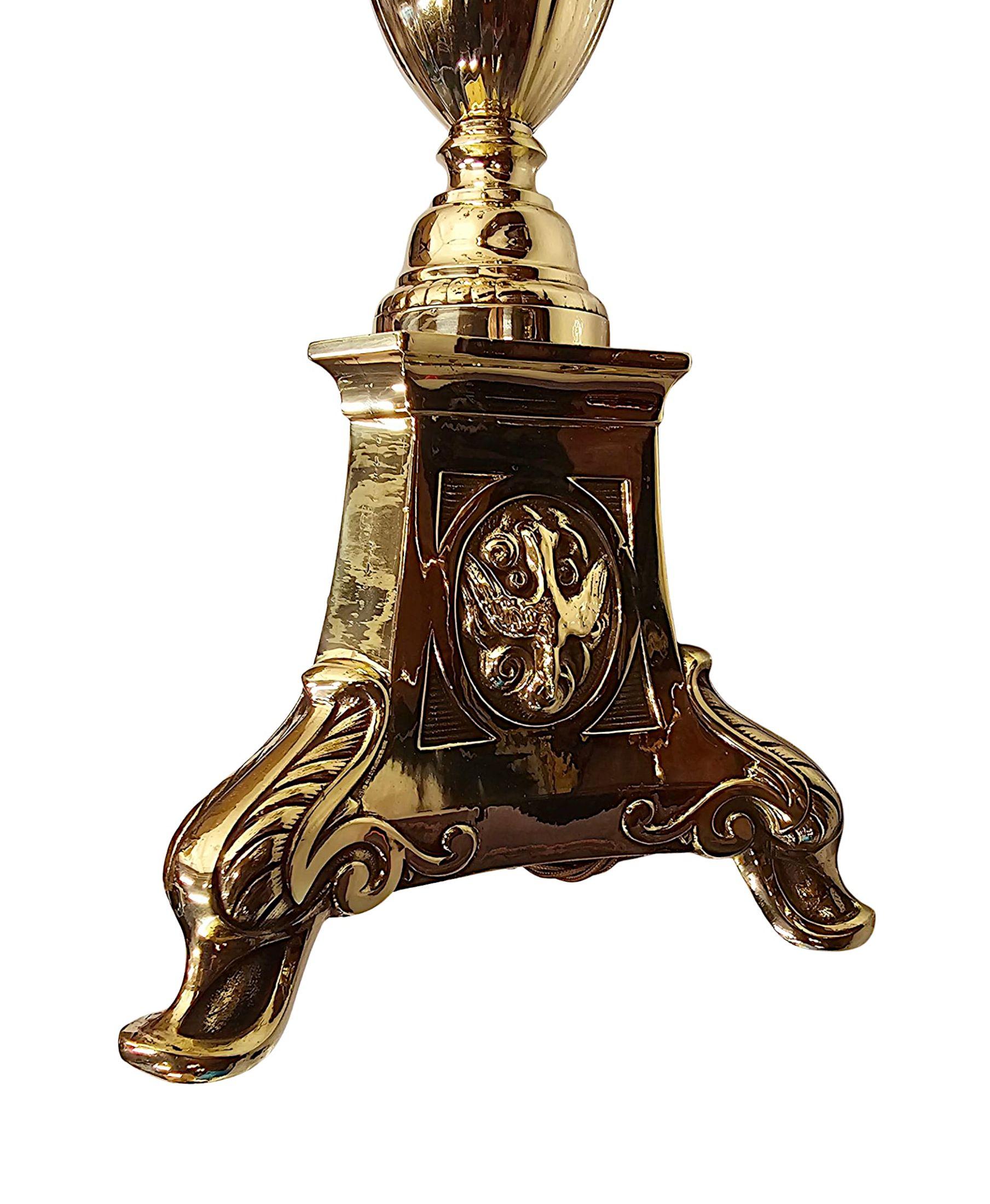 19e siècle Rare ensemble de six chandeliers gothiques en laiton transformés en lampes de table en vente 3