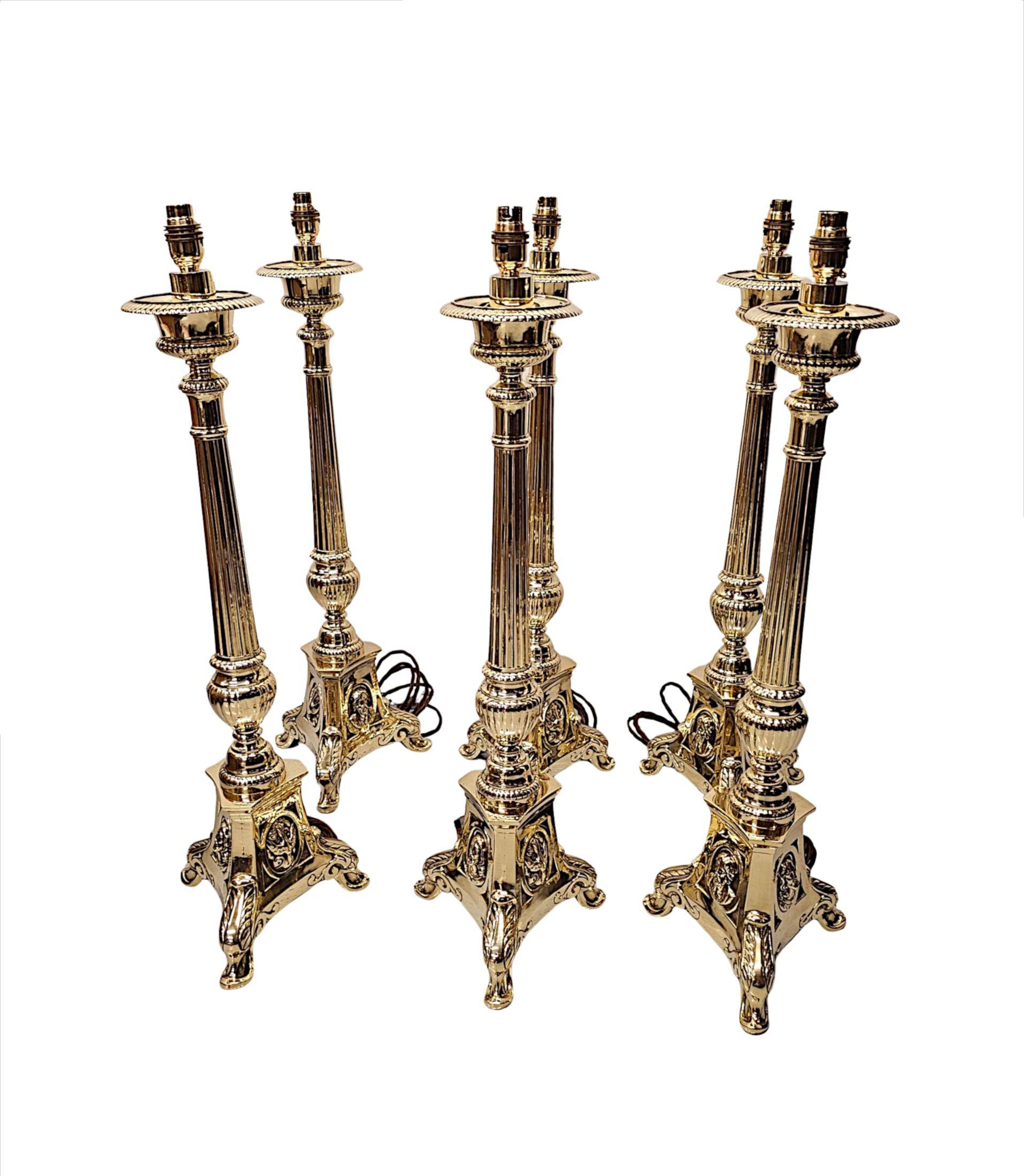 19e siècle Rare ensemble de six chandeliers gothiques en laiton transformés en lampes de table en vente