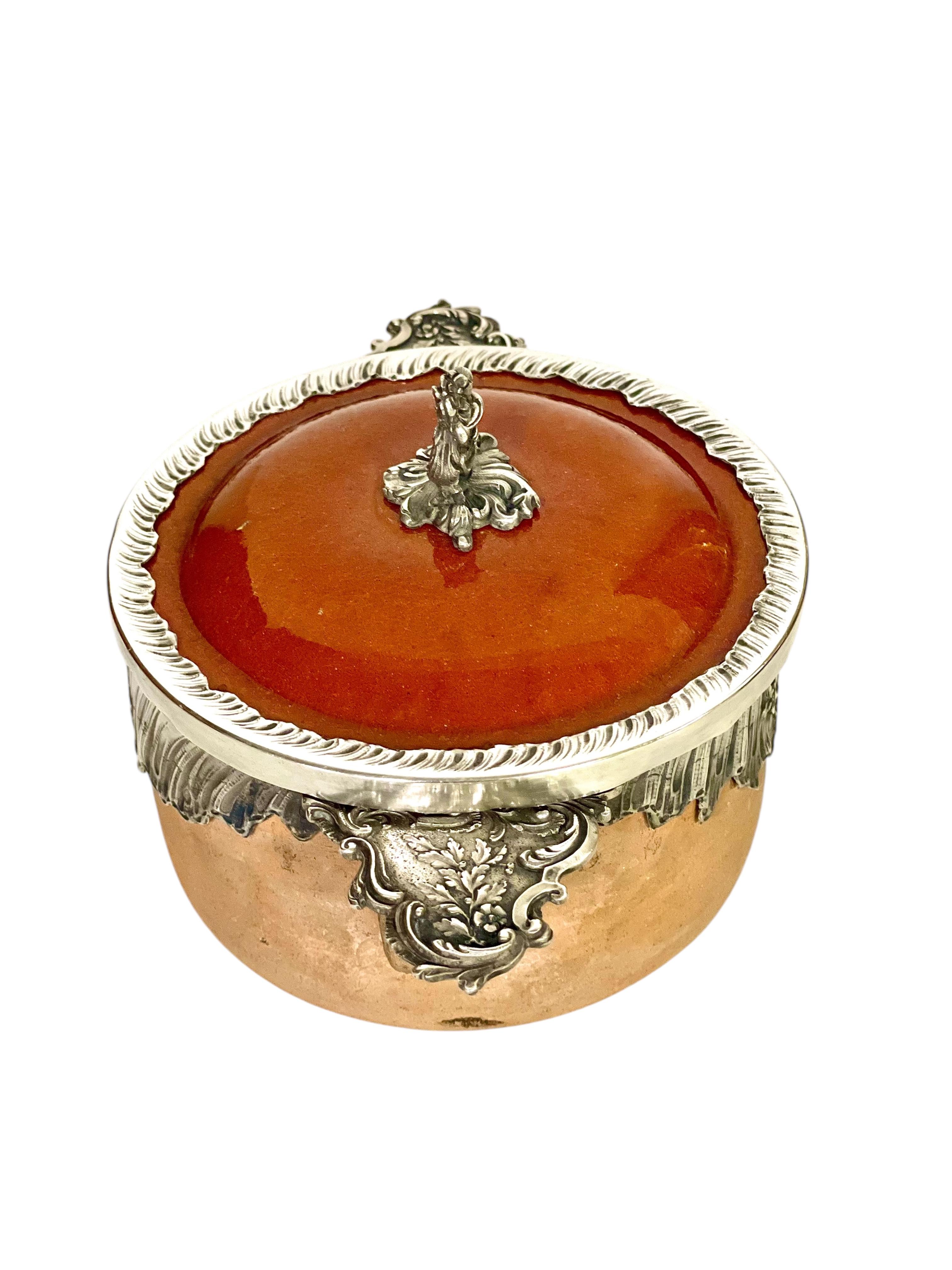 Raro Plato de Terracota y Plata del Siglo XIX con Sello de Vieillard Glaseado en venta