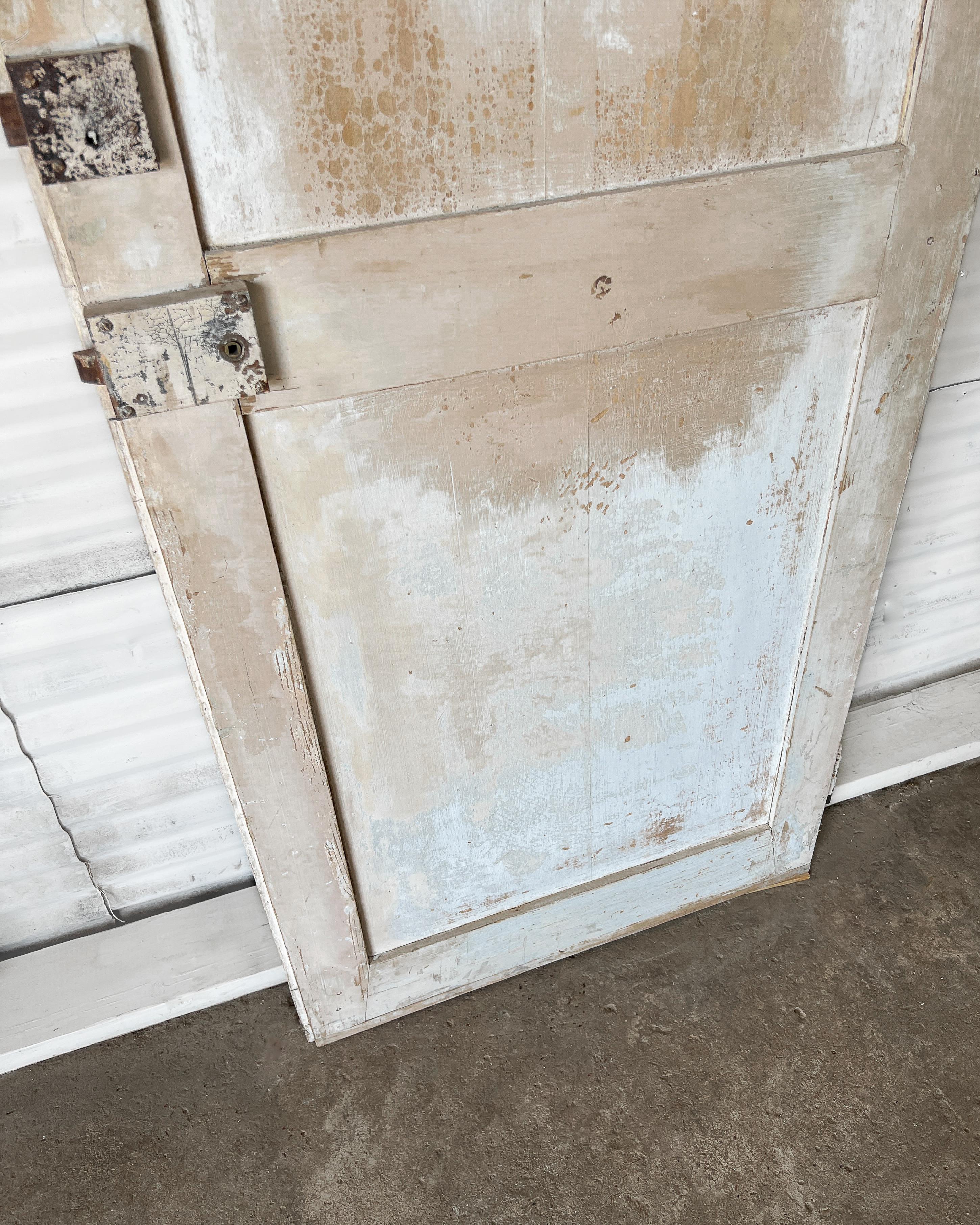 Puerta francesa de 2 hojas recuperada del siglo XIX con pintura envejecida en venta 6