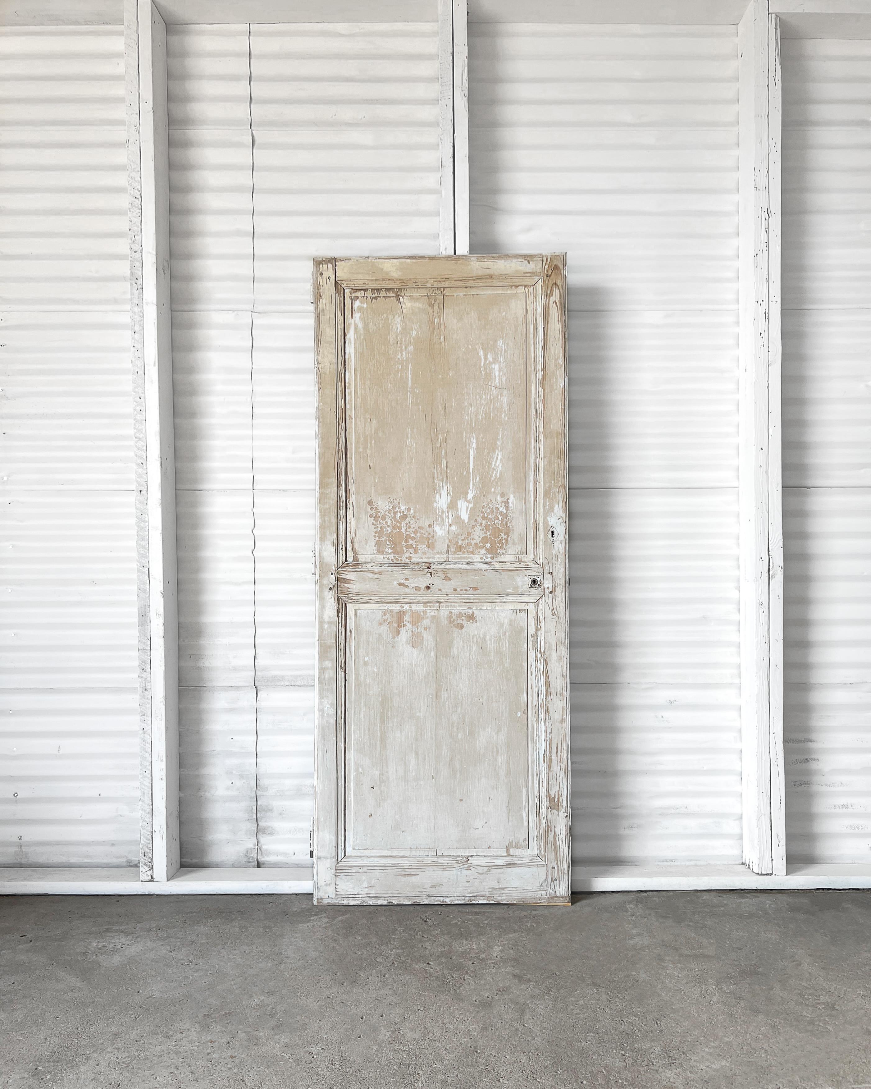 Una puerta francesa de configuración de 2 hojas en relieve recuperada, con detalles de molduras acanaladas y biseladas y pintura envejecida. Añade al instante una capa de carácter y encanto incomparables al instalarlo en una casa nueva y
