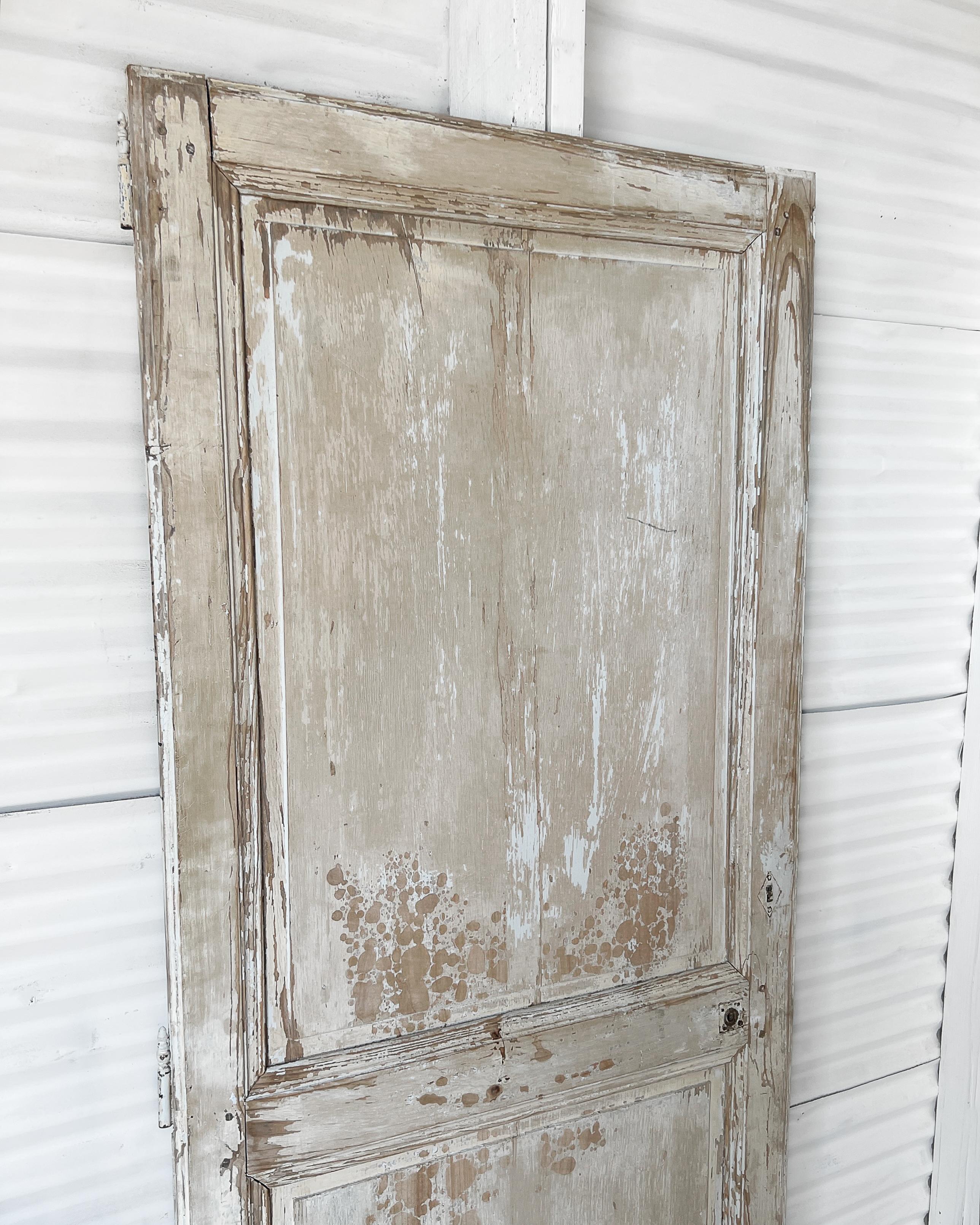 Puerta francesa de 2 hojas recuperada del siglo XIX con pintura envejecida en Bueno estado para la venta en Mckinney, TX
