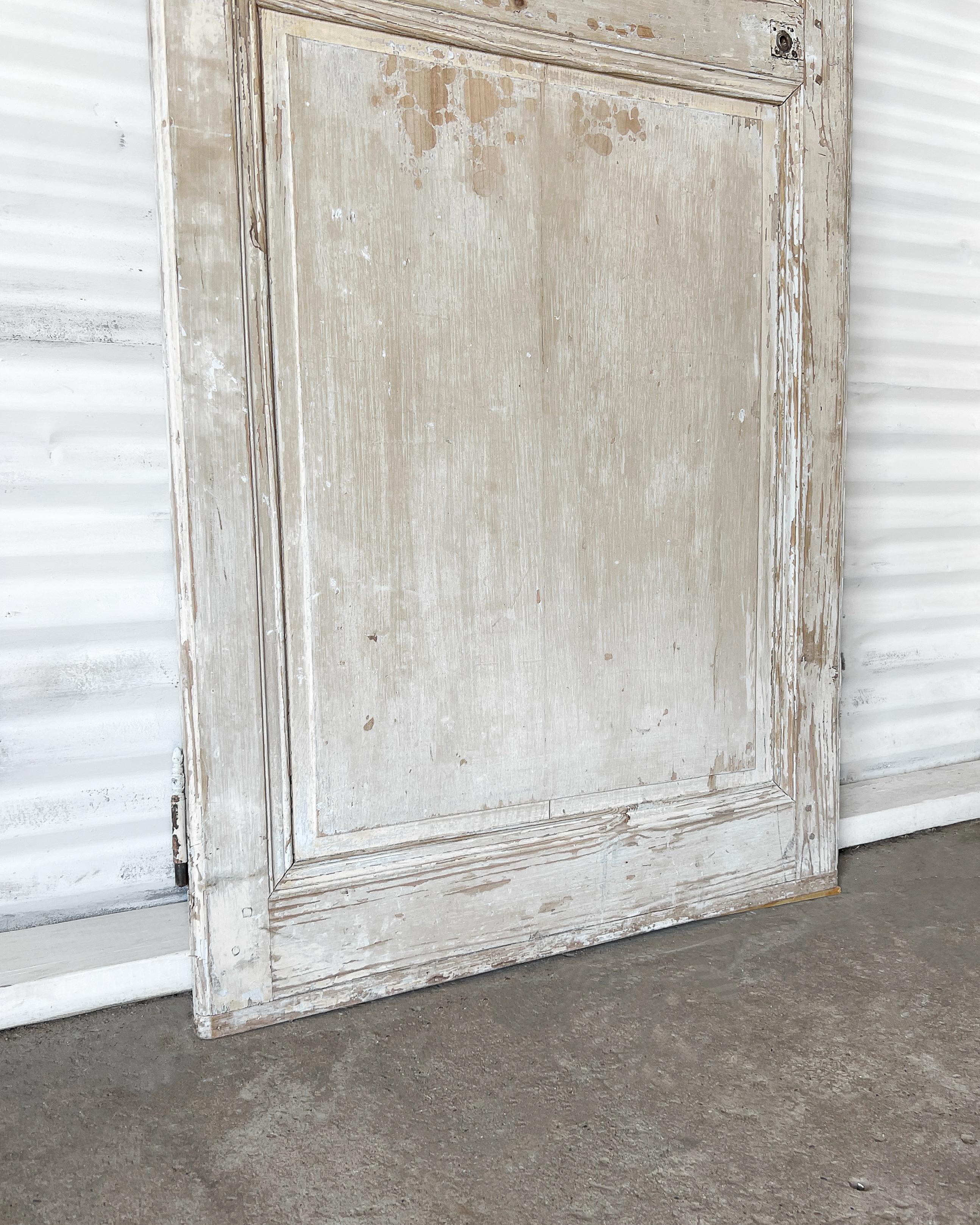Puerta francesa de 2 hojas recuperada del siglo XIX con pintura envejecida en venta 2