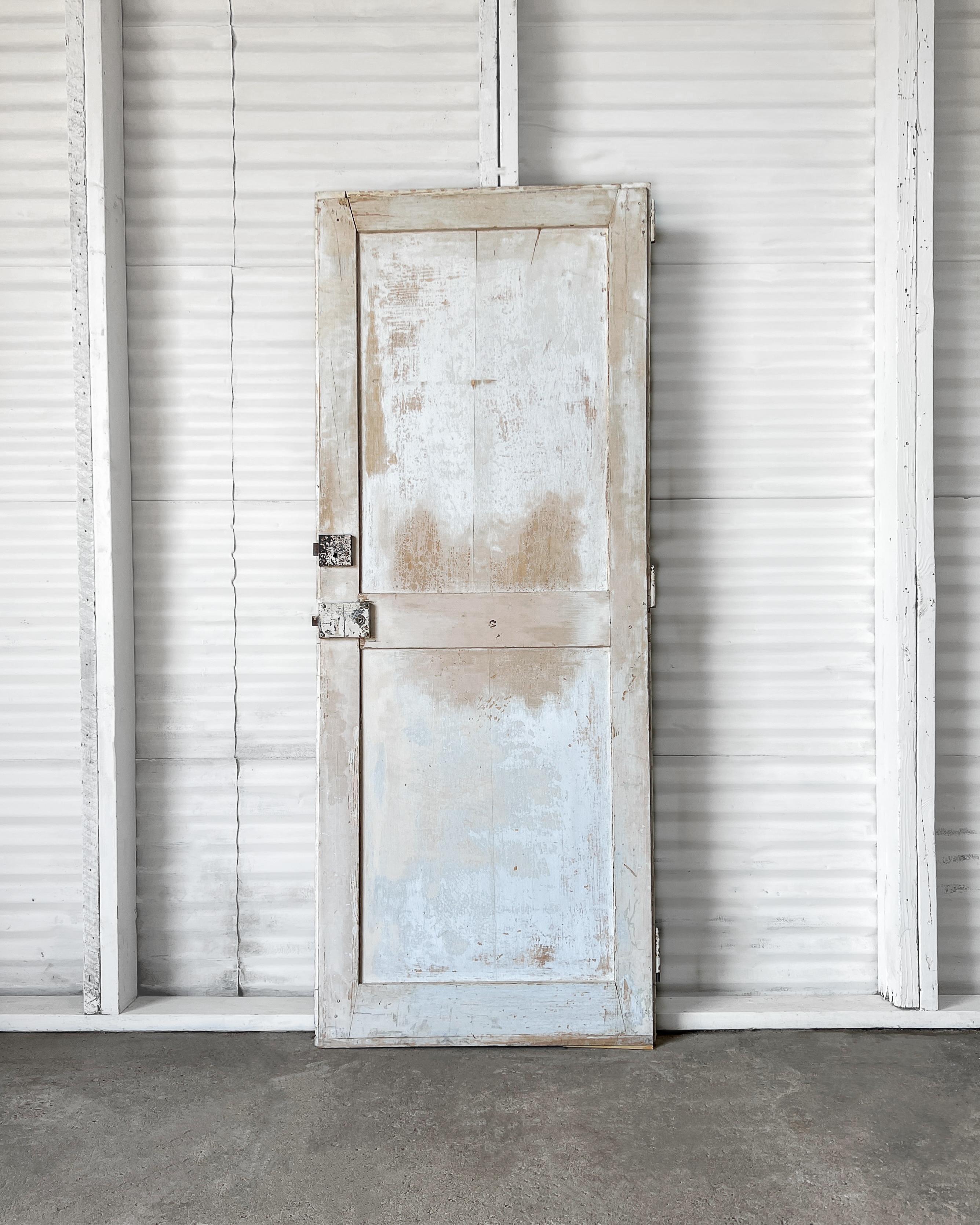 Puerta francesa de 2 hojas recuperada del siglo XIX con pintura envejecida en venta 3