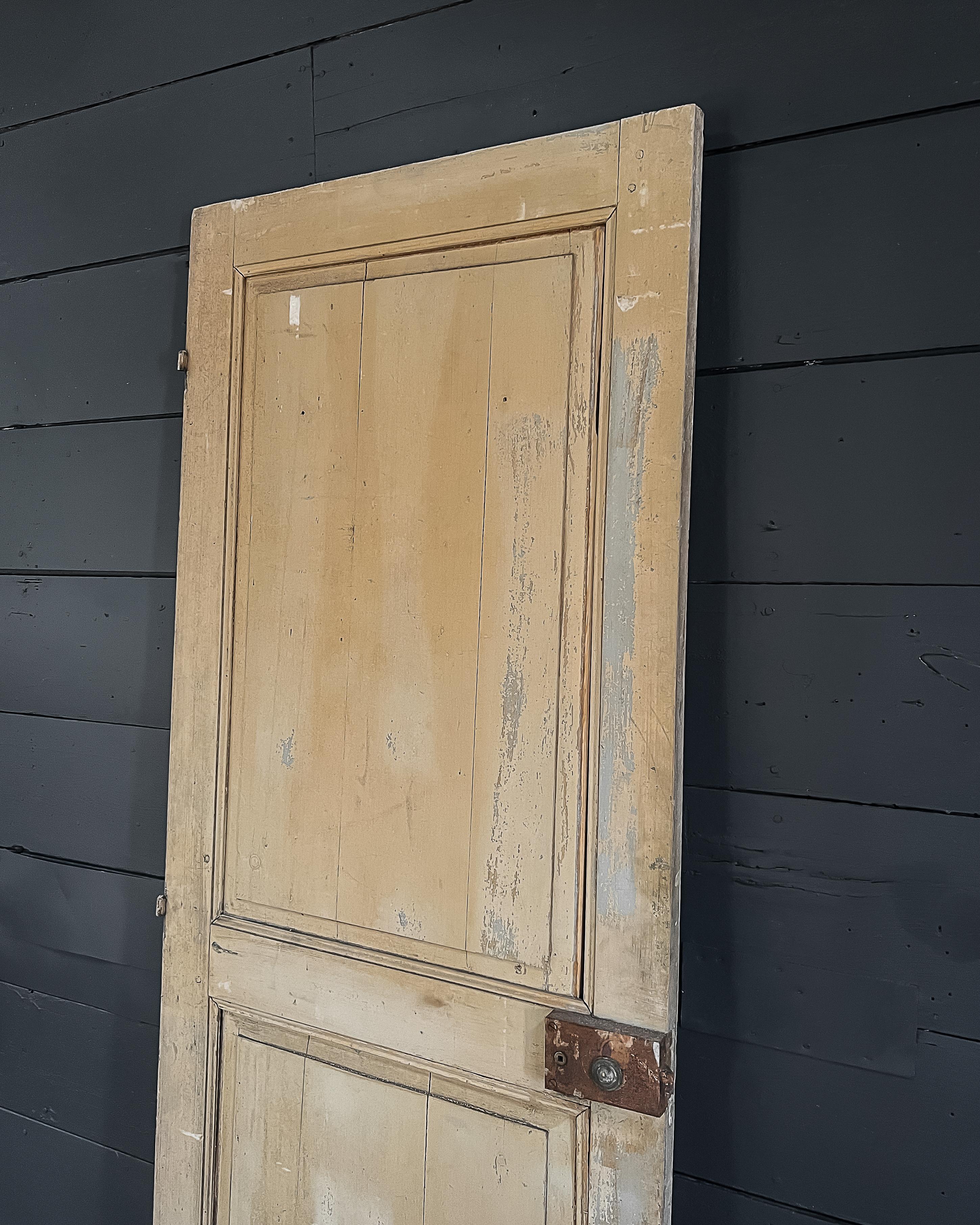 Porta dell'armadio francese a 2 pannelli recuperata nel XIX secolo con vernice gialla In condizioni buone in vendita a Mckinney, TX
