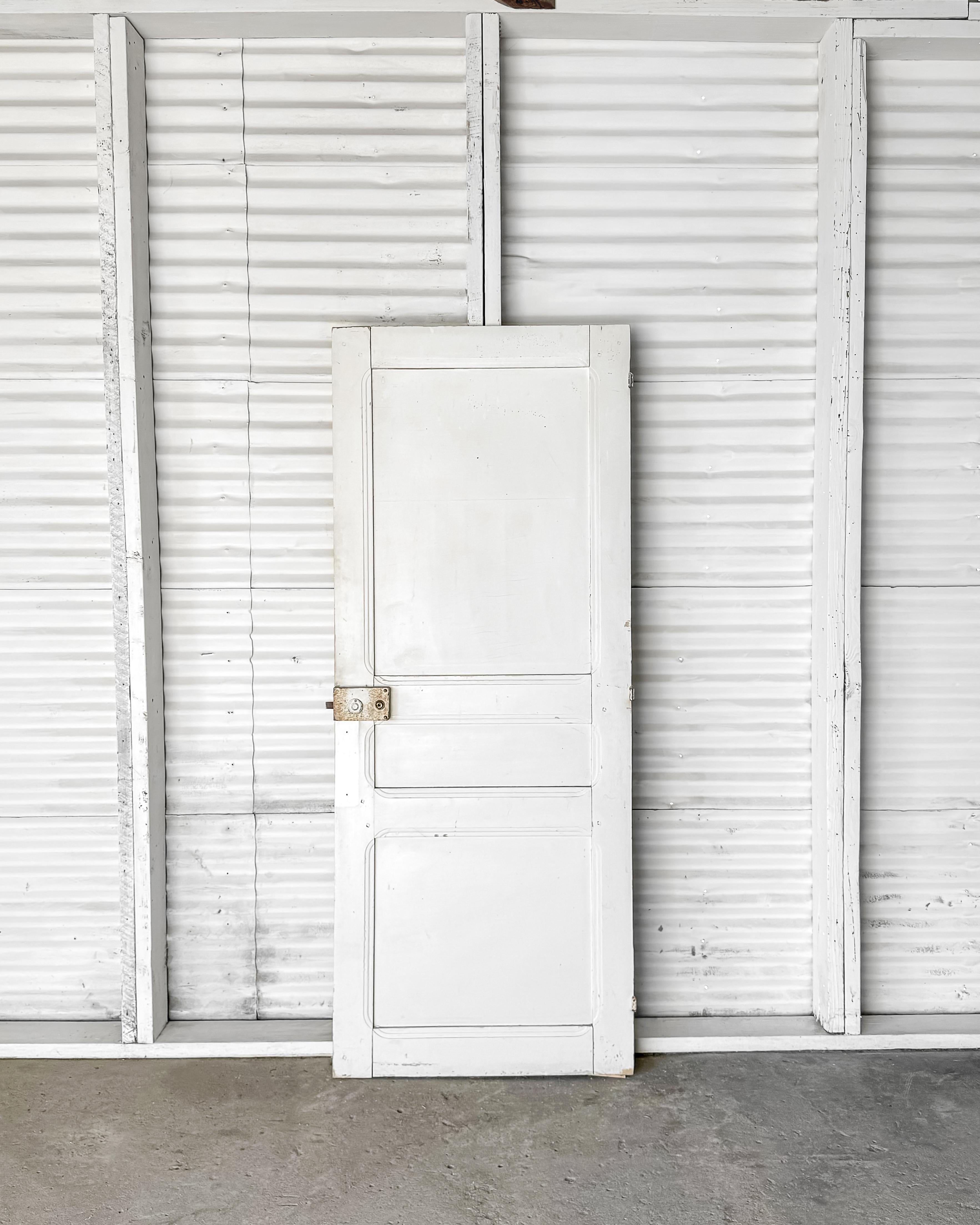 Eine aufgearbeitete 3-Paneel-Fenstertür mit geschwungener, abgeschrägter Leiste, die sich perfekt in jeden Raum eines modernen Hauses einfügen lässt. Die wunderbare Patina und das zeitlose Design der Tür können als Blickfang dienen und schaffen eine