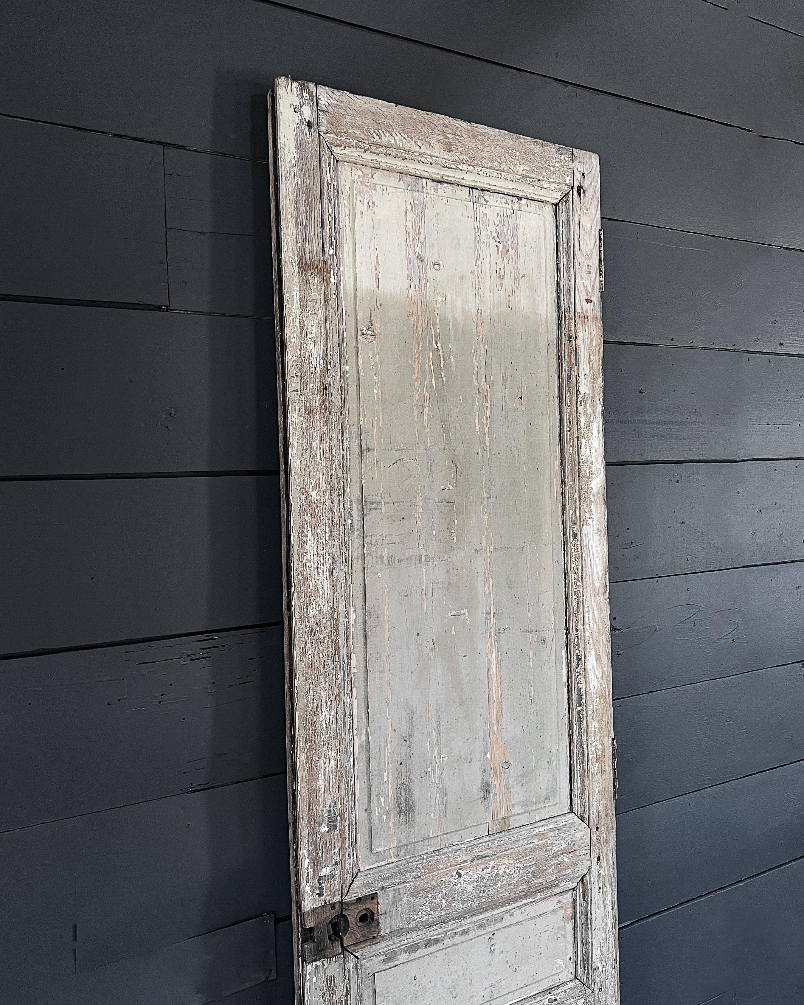 Porte française récupérée du 19ème siècle à 3 panneaux avec peinture grise en vente 5
