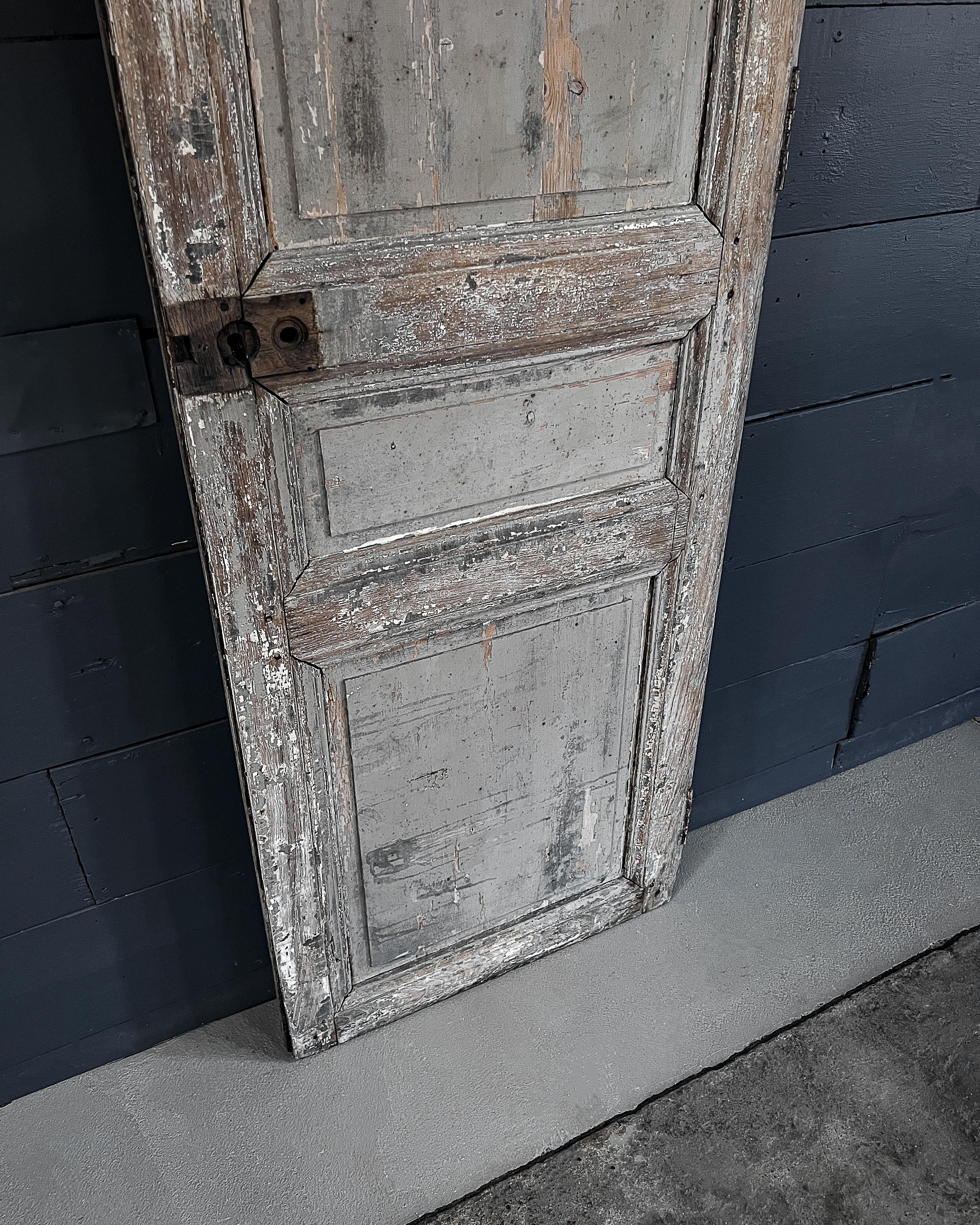 Porte française récupérée du 19ème siècle à 3 panneaux avec peinture grise en vente 6