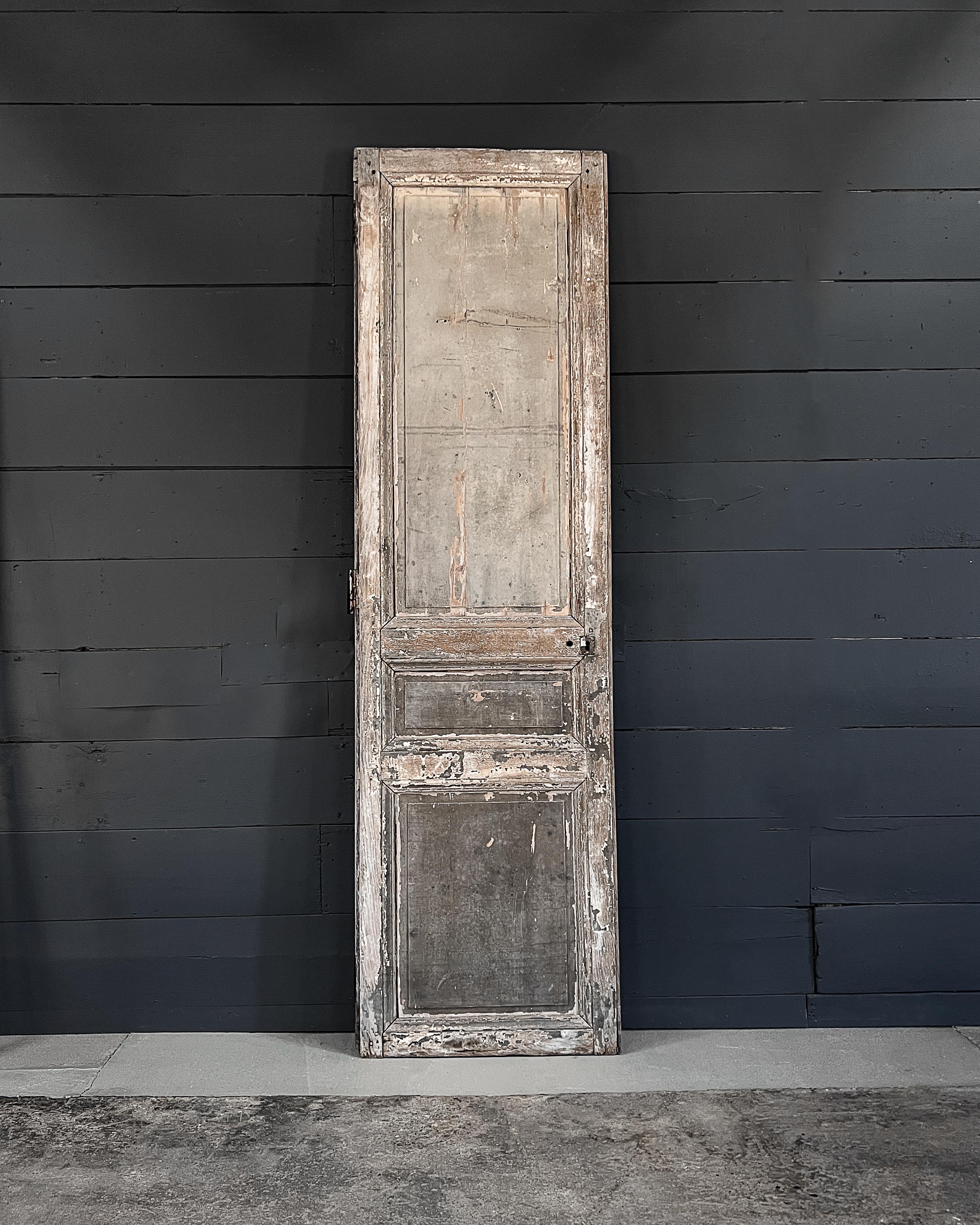 Une porte française antique à trois panneaux, avec une garniture biseautée en relief et des détails rainurés. Ajoutez instantanément de l'authenticité et du charme d'antan en installant cette porte dans votre maison moderne.

Récupération en France,