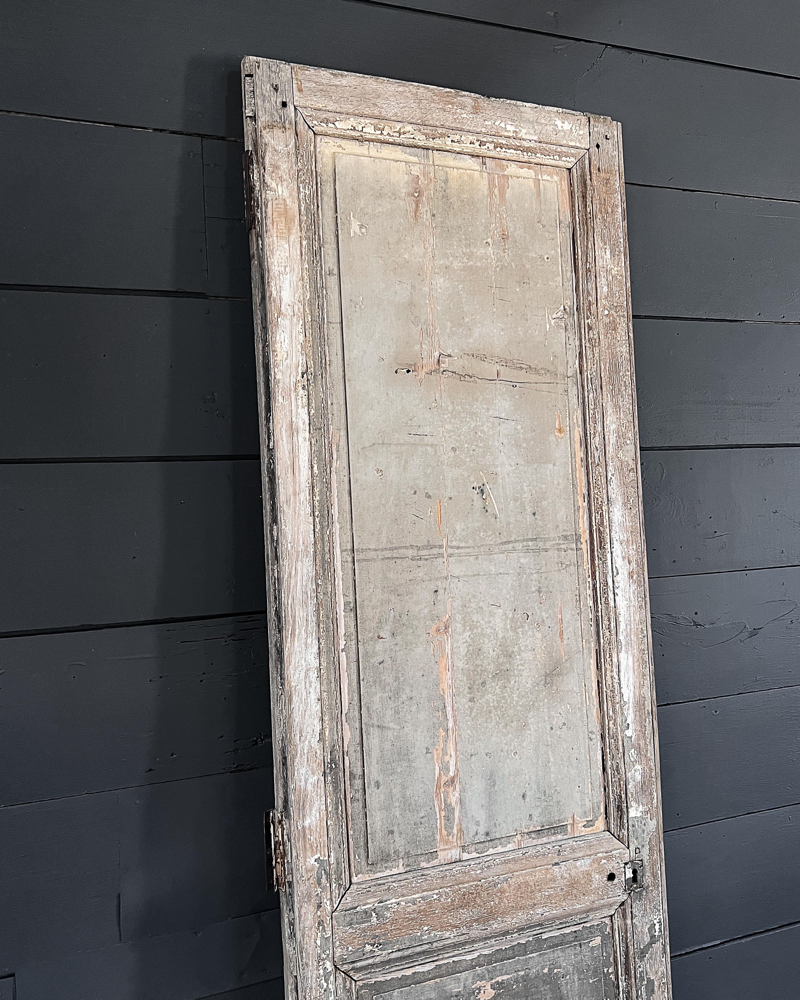 Français Porte française récupérée du 19ème siècle à 3 panneaux avec peinture grise en vente