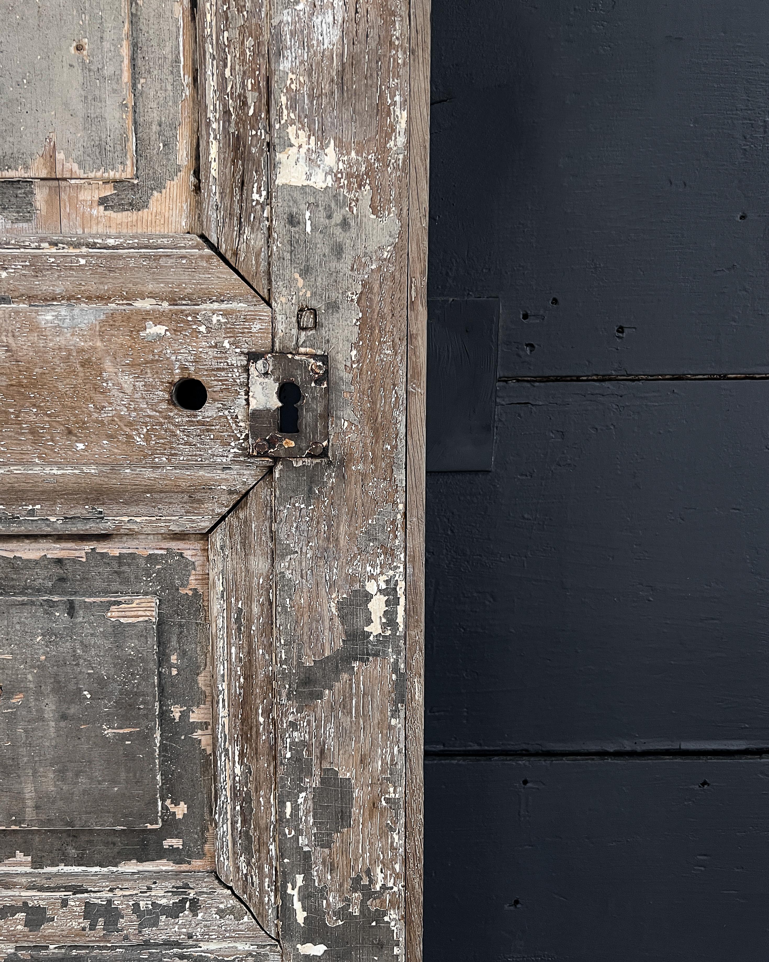 Bois Porte française récupérée du 19ème siècle à 3 panneaux avec peinture grise en vente