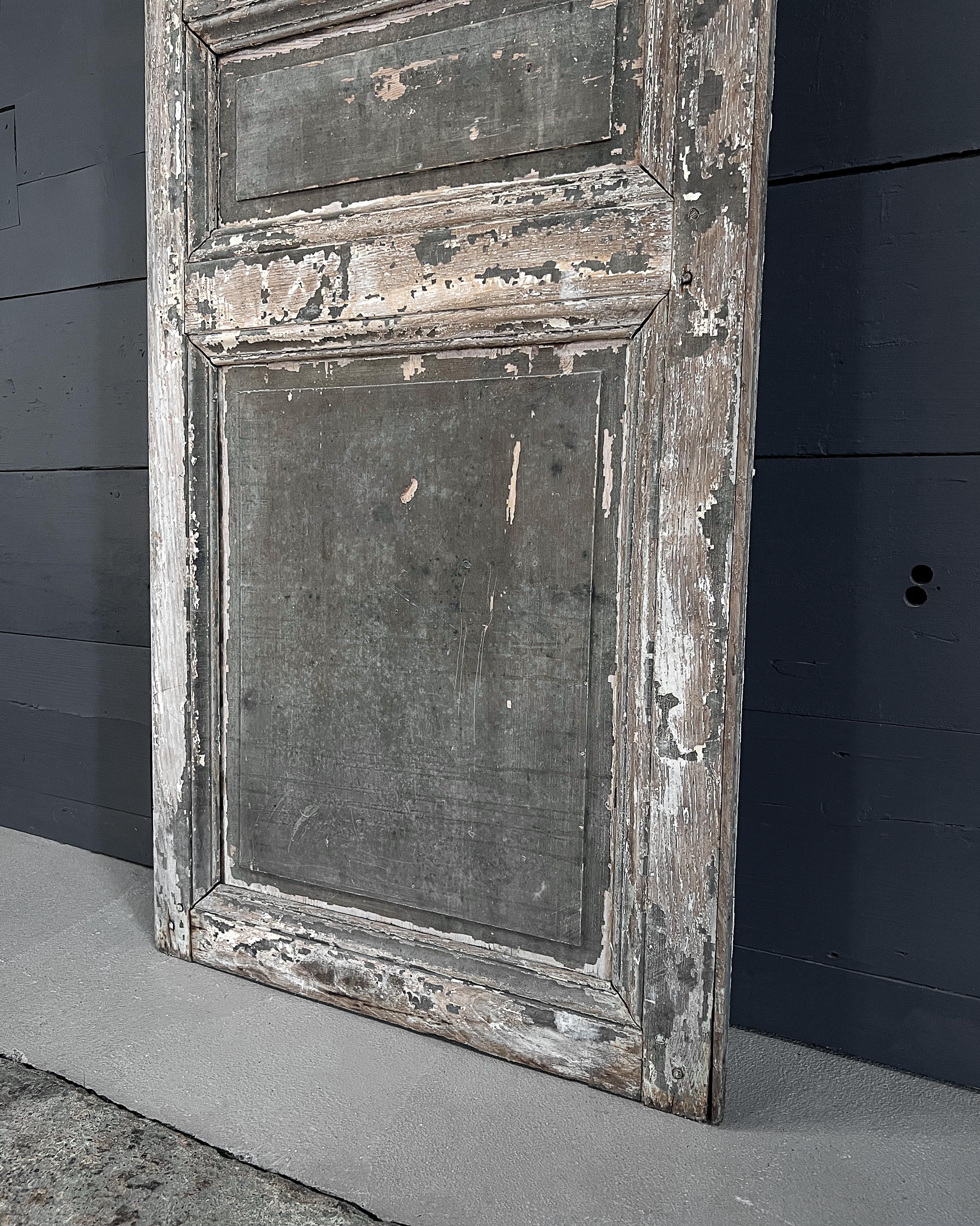 Porte française récupérée du 19ème siècle à 3 panneaux avec peinture grise en vente 1