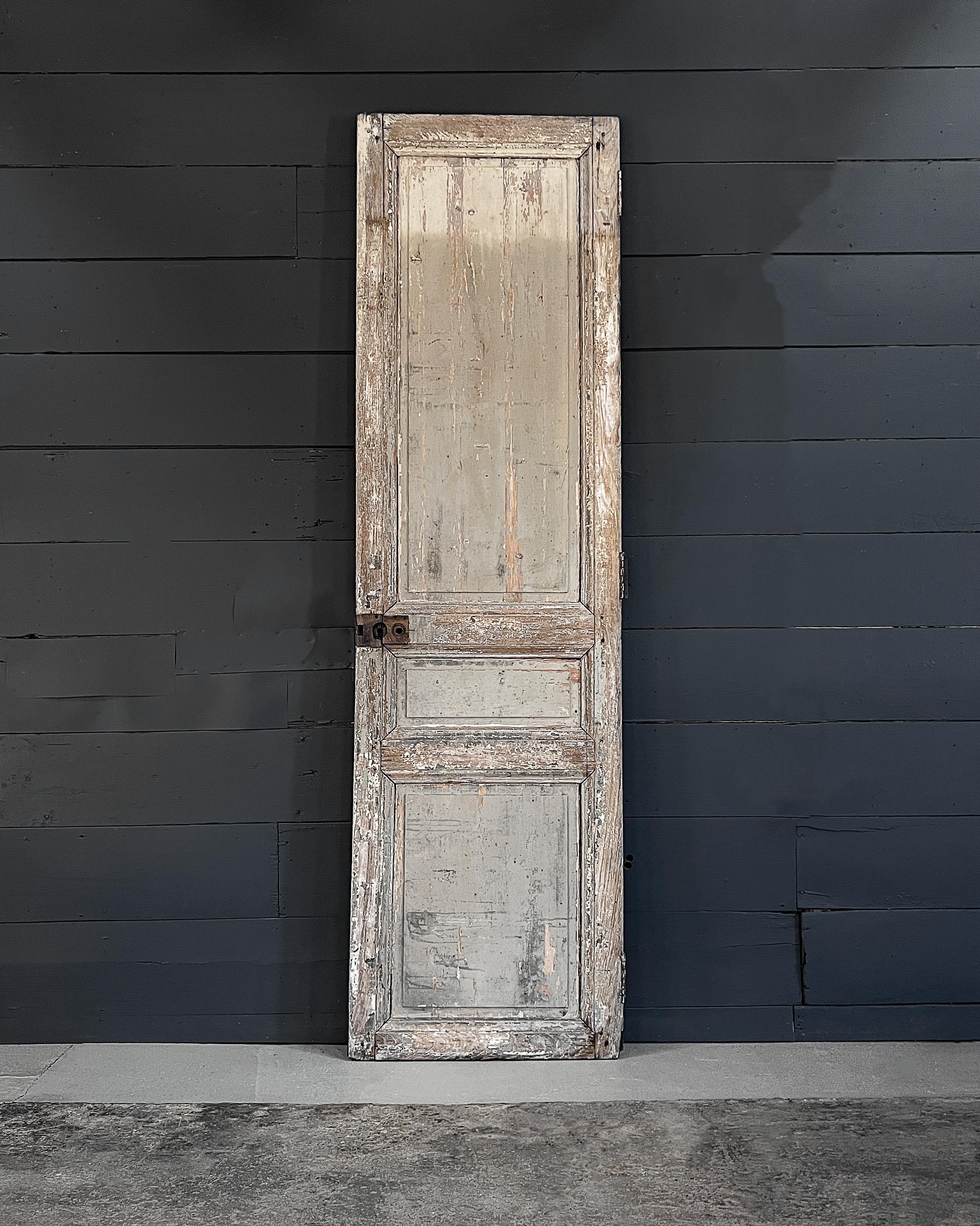 Porte française récupérée du 19ème siècle à 3 panneaux avec peinture grise en vente 3