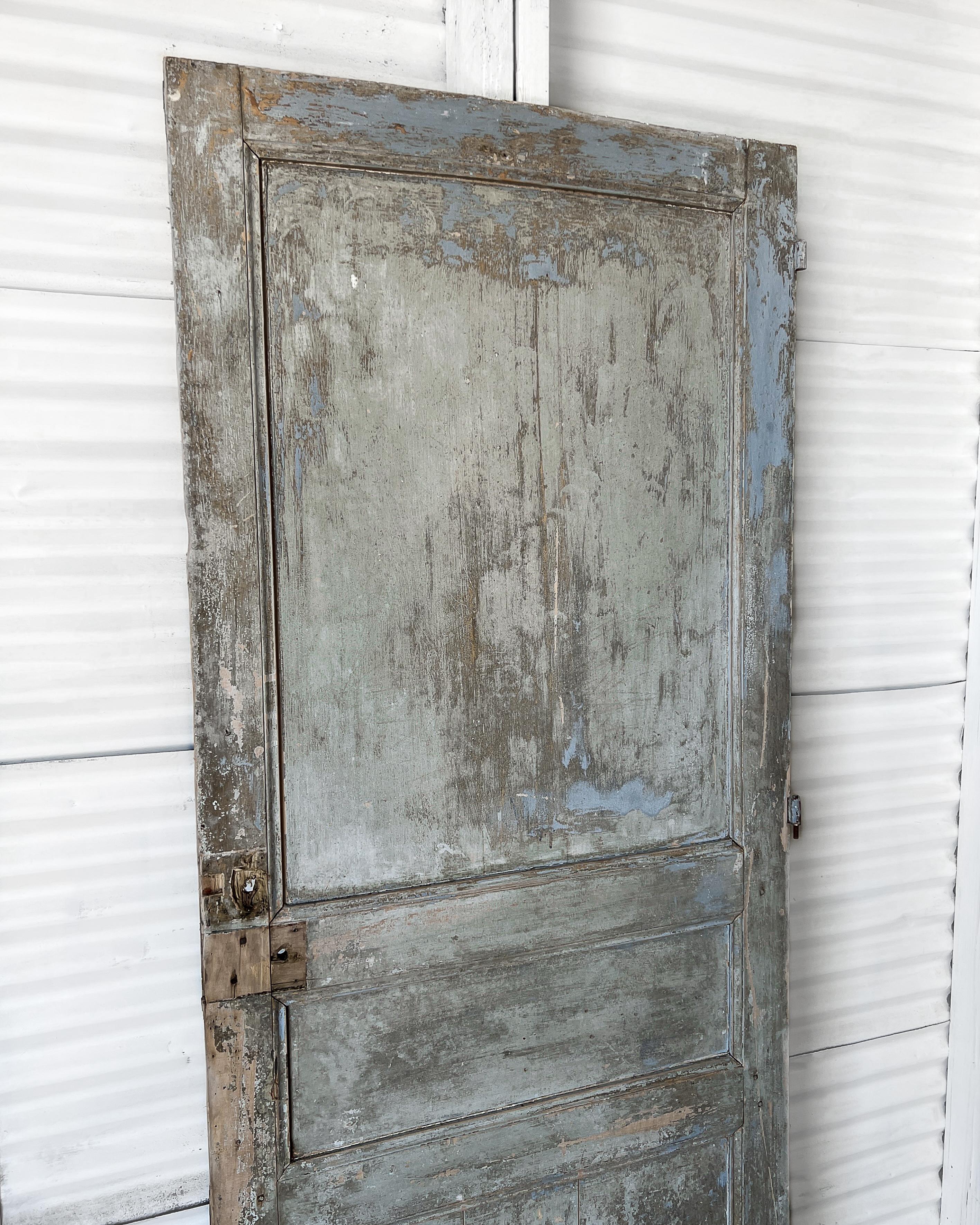 Reclaimierte 3-teilige französische Tür aus dem 19. Jahrhundert mit mehrlagiger Layer-Farbe im Zustand „Gut“ im Angebot in Mckinney, TX