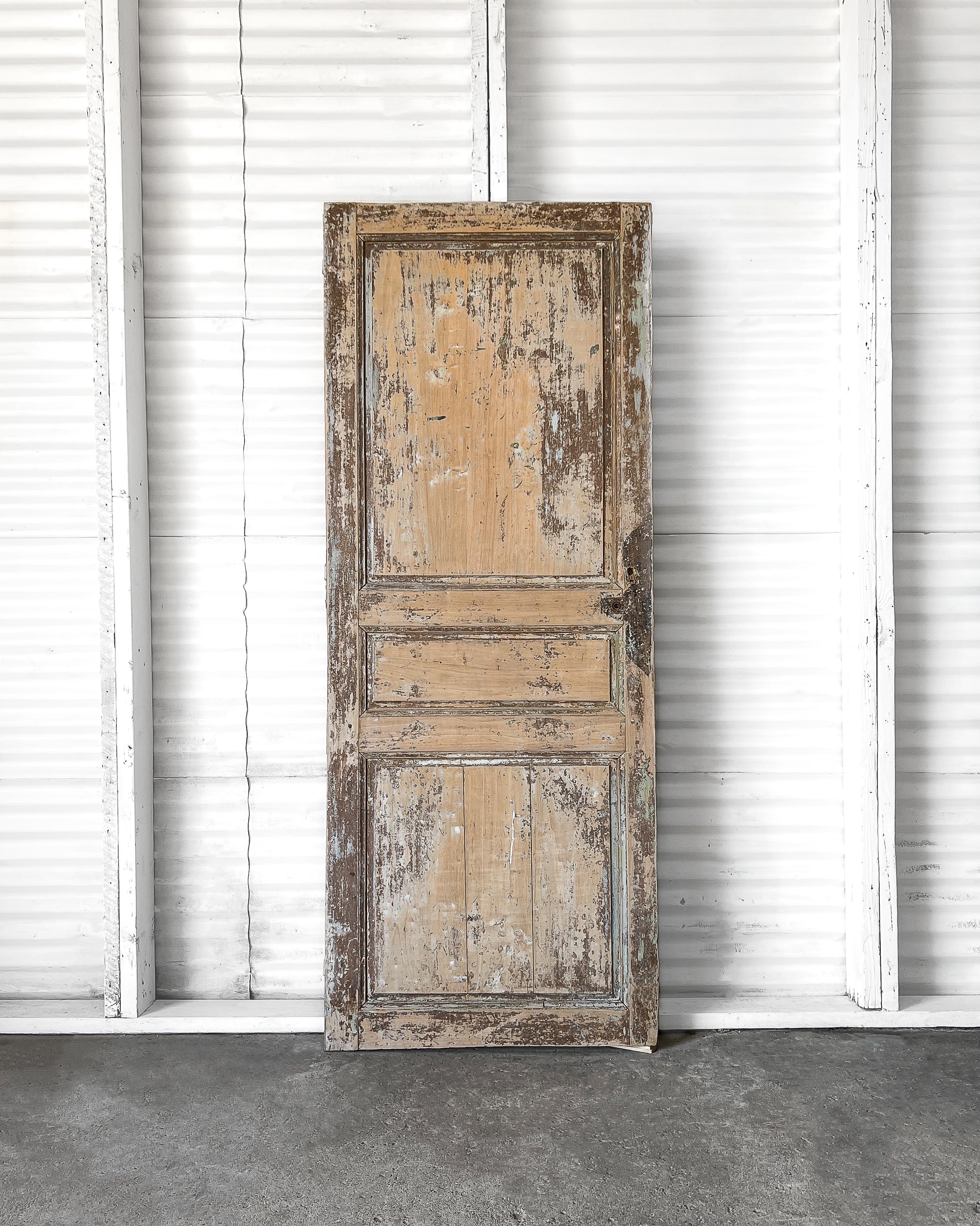 Reclaimierte 3-teilige französische Tür aus dem 19. Jahrhundert mit mehrlagiger Layer-Farbe im Angebot 4