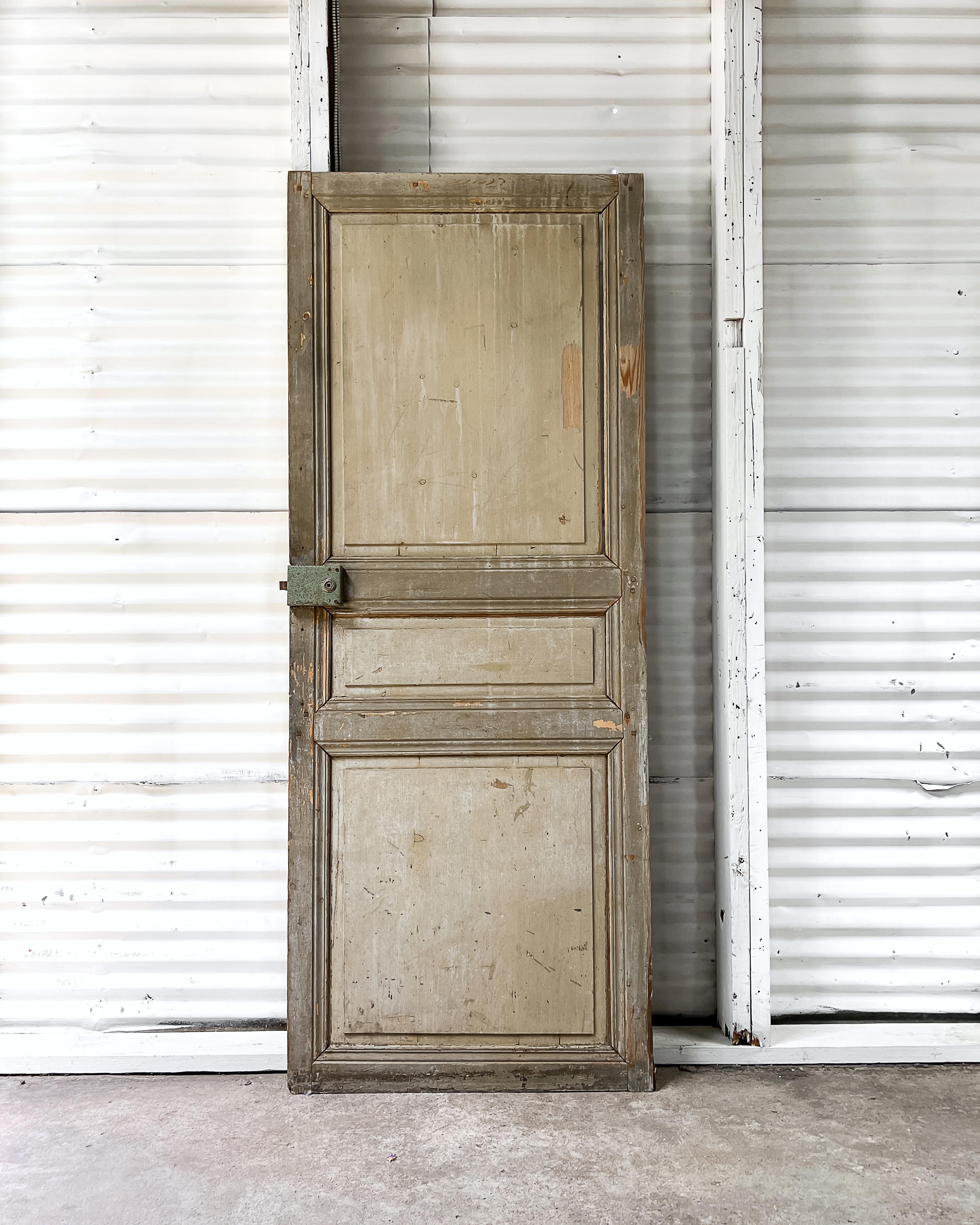 Porta-finestra a 3 pannelli rialzati del XIX secolo con dettagli di rifinitura scanalati e smussati. Installale in una nuova casa per aggiungere immediatamente un tocco di carattere ineguagliabile che non può essere replicato con le moderne porte
