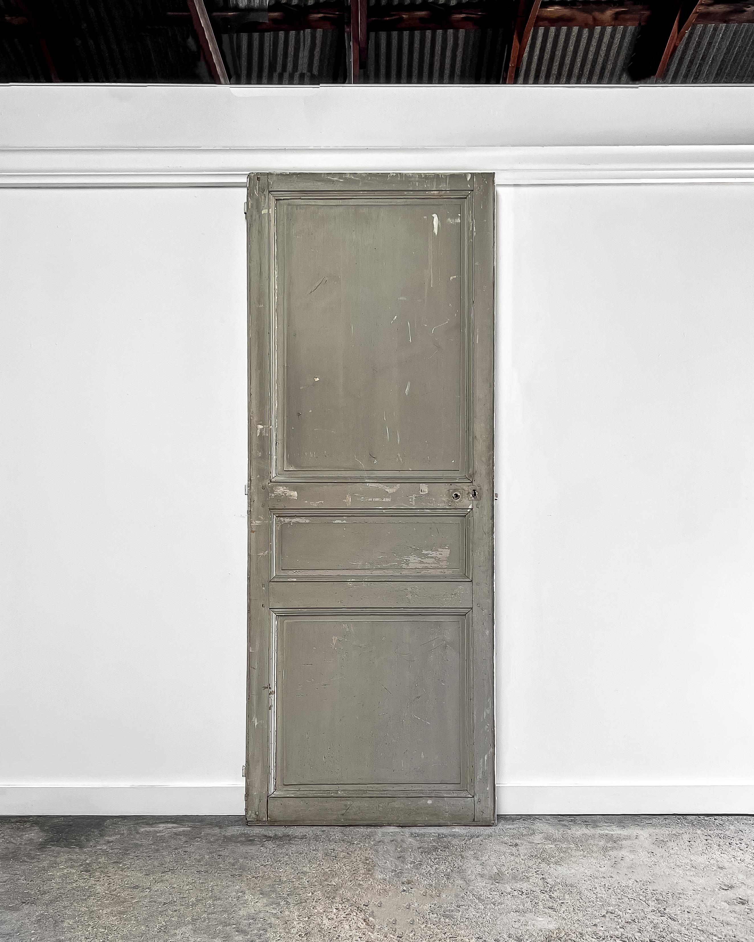 Eine wunderschöne 3-Paneel-Tür aus dem 19. Jahrhundert mit gerillten, abgeschrägten Zierelementen, die aus einem alten Haus in Frankreich geborgen wurde. Ersetzen Sie eine moderne, massenproduzierte Speisekammer- oder Wäschetür durch diese