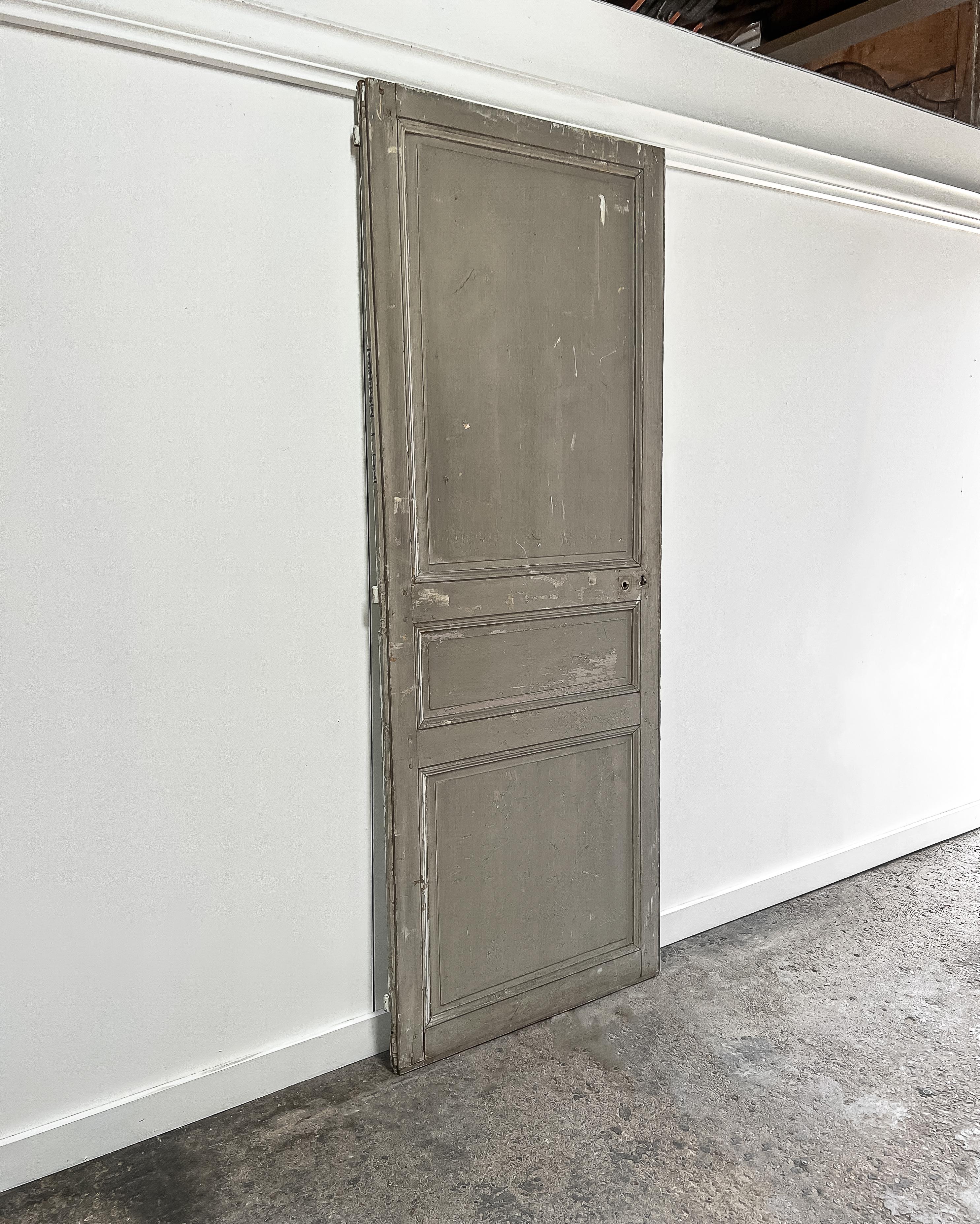 19th Century Reclaimed 3-Panel Französisch Tür mit Sage Green Paint im Zustand „Gut“ im Angebot in Mckinney, TX