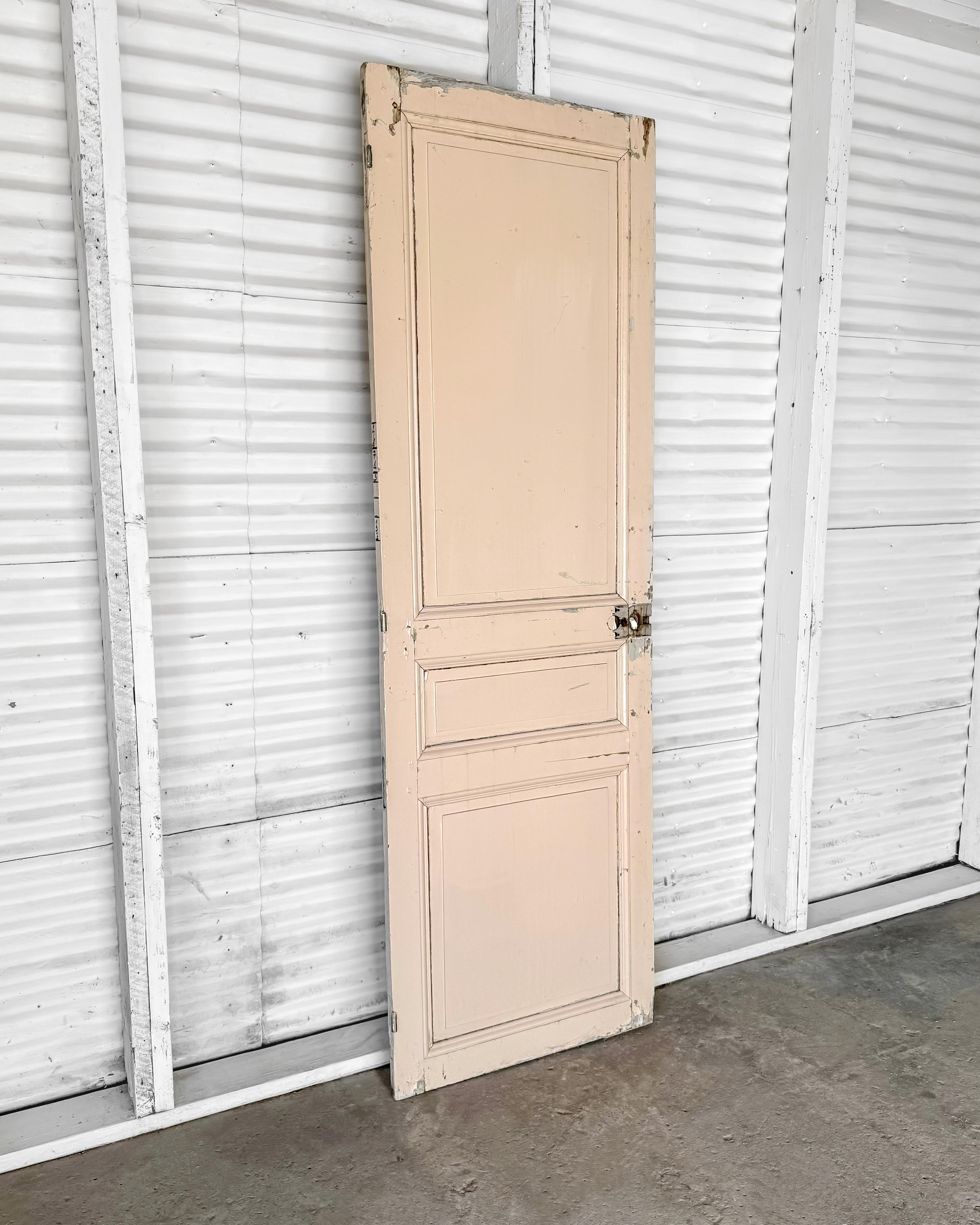 Puerta francesa de 3 hojas recuperada del siglo XIX con pintura rubor envejecida en venta 5