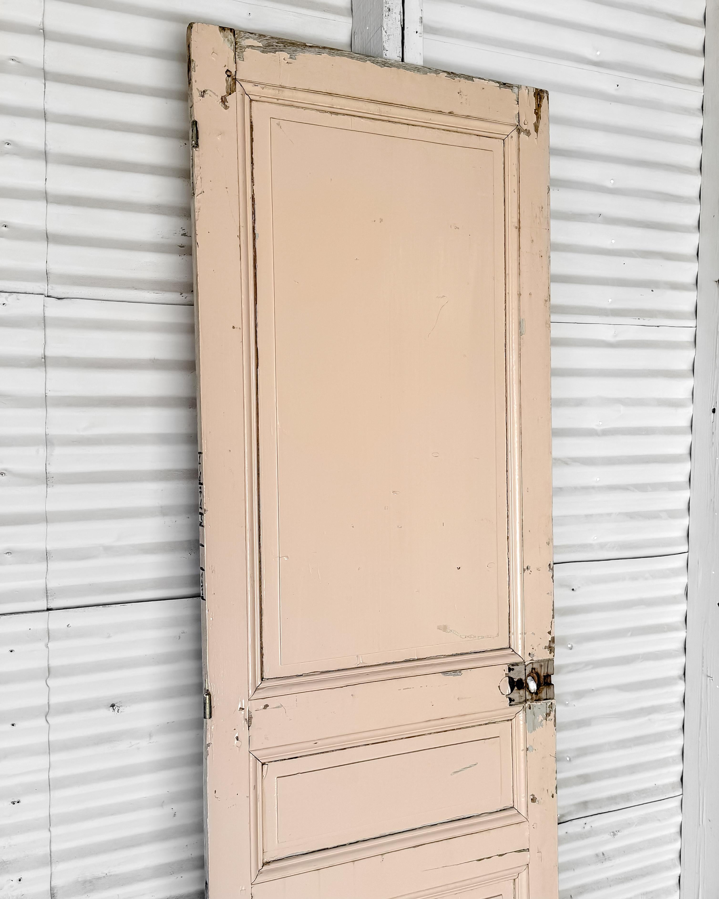 Puerta francesa de 3 hojas recuperada del siglo XIX con pintura rubor envejecida en venta 6