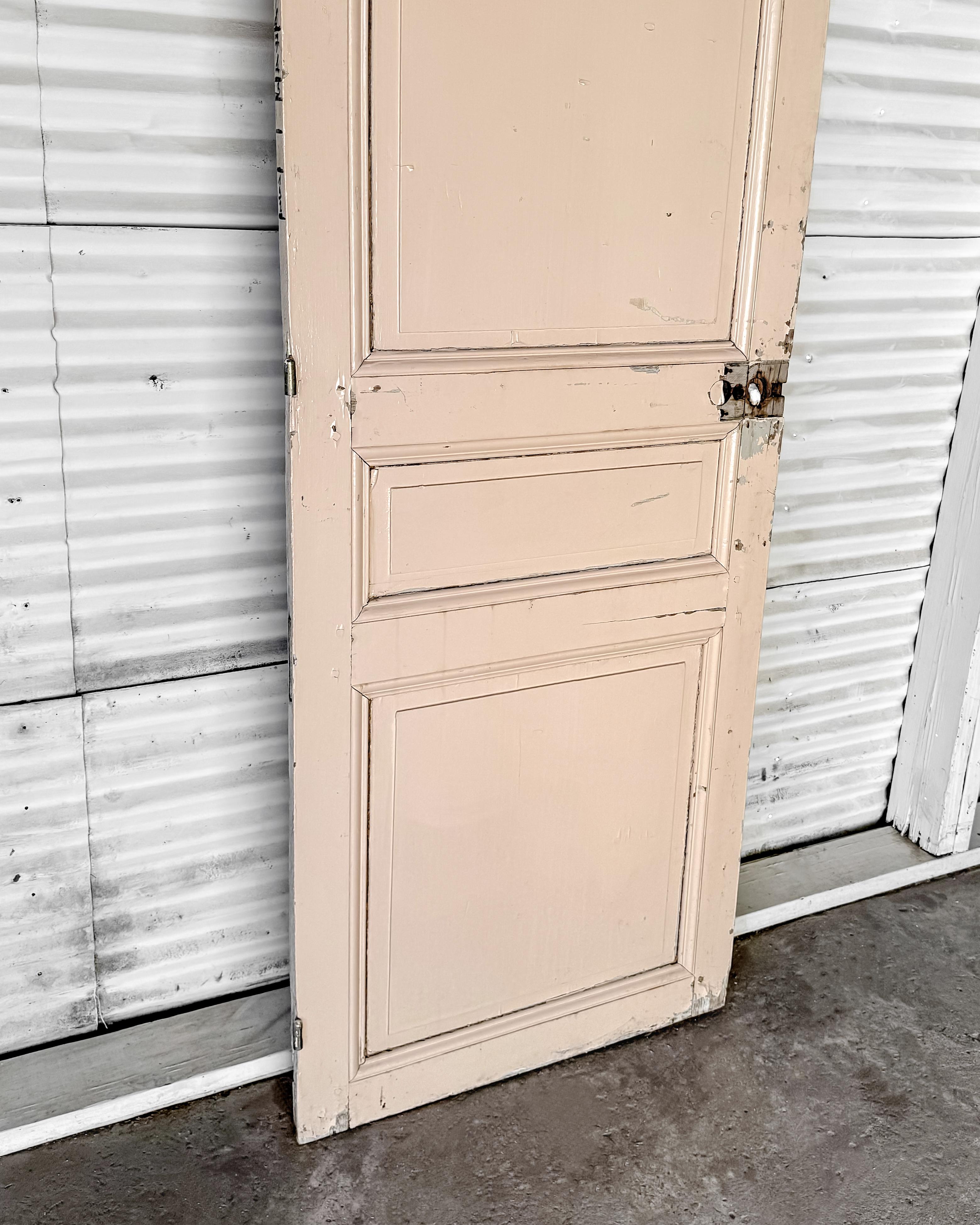 Puerta francesa de 3 hojas recuperada del siglo XIX con pintura rubor envejecida en venta 7