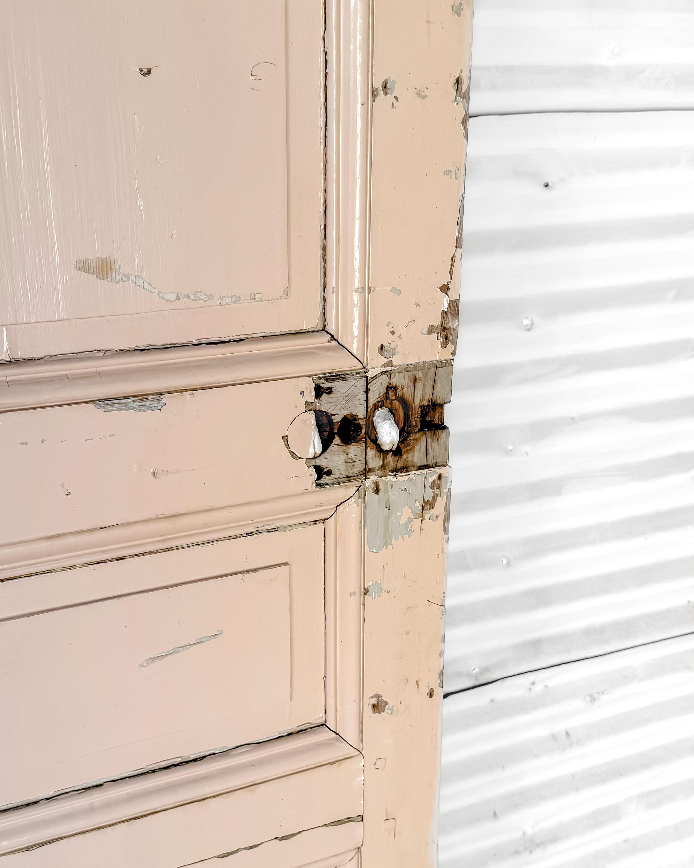 Puerta francesa de 3 hojas recuperada del siglo XIX con pintura rubor envejecida en venta 8