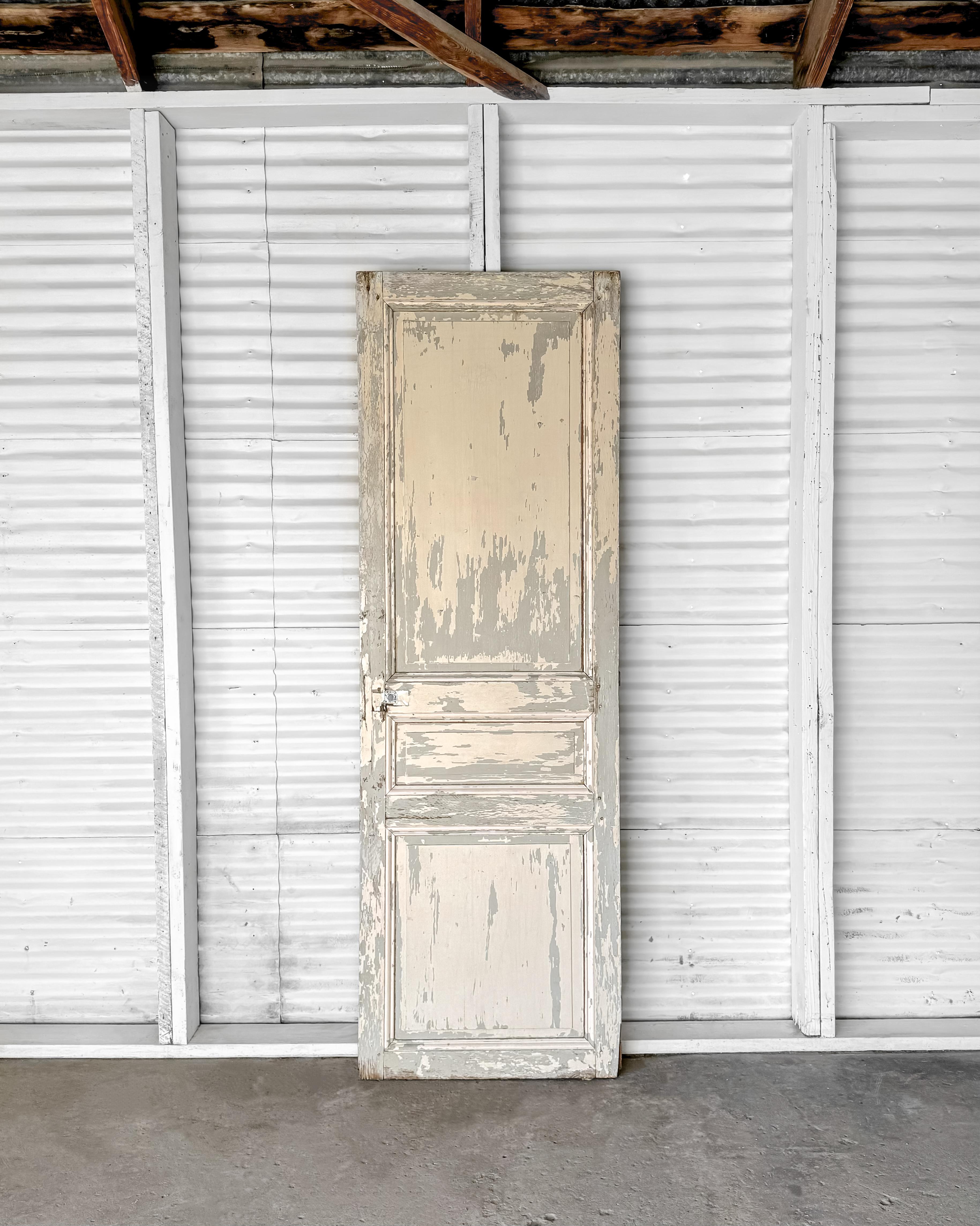 Una puerta francesa de configuración de 3 hojas en relieve recuperada, con detalles de molduras acanaladas y biseladas y pintura envejecida. Utilízalo para encerrar una despensa o un armario de ropa blanca para Añadir al instante un carácter y un