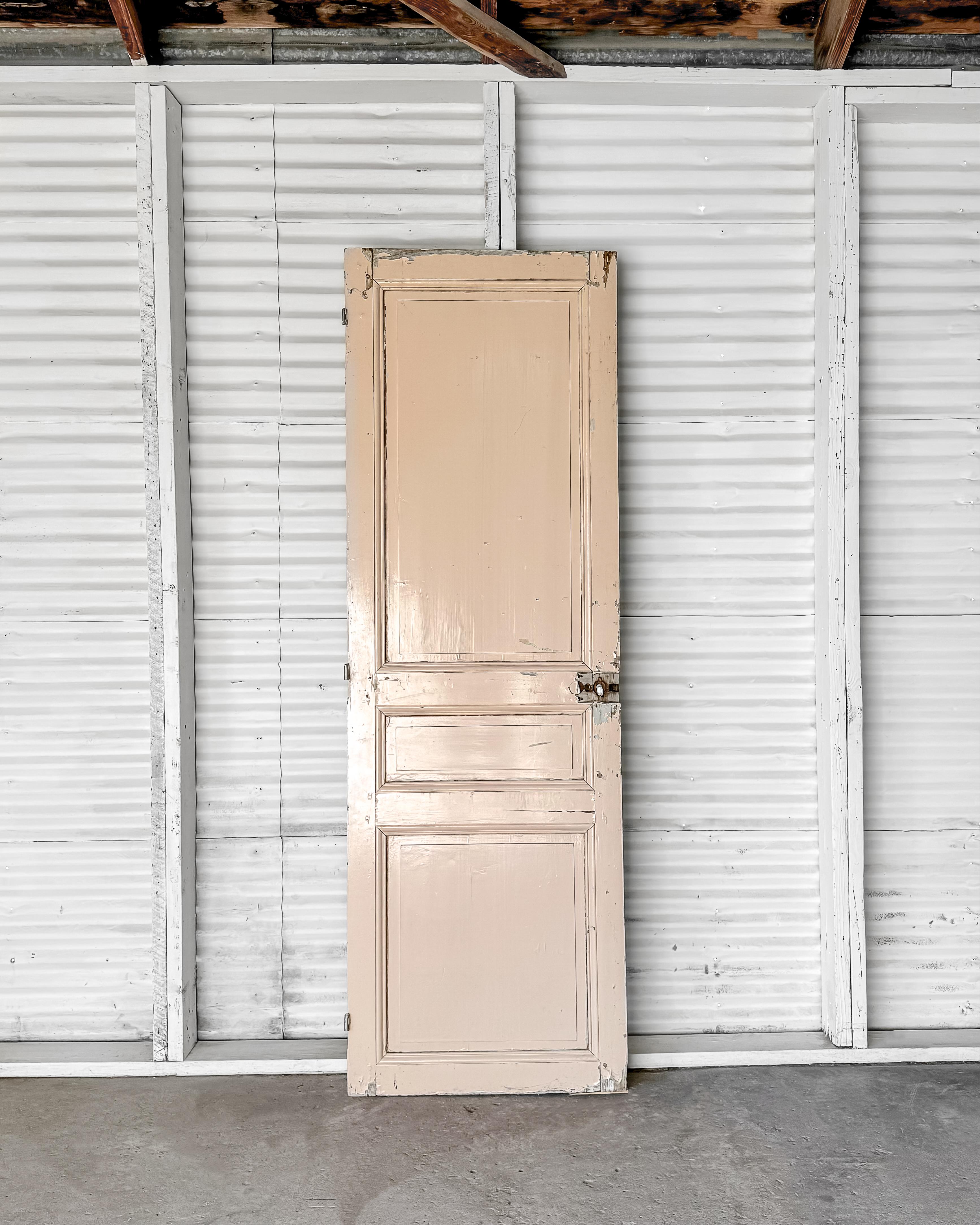 Puerta francesa de 3 hojas recuperada del siglo XIX con pintura rubor envejecida en venta 4
