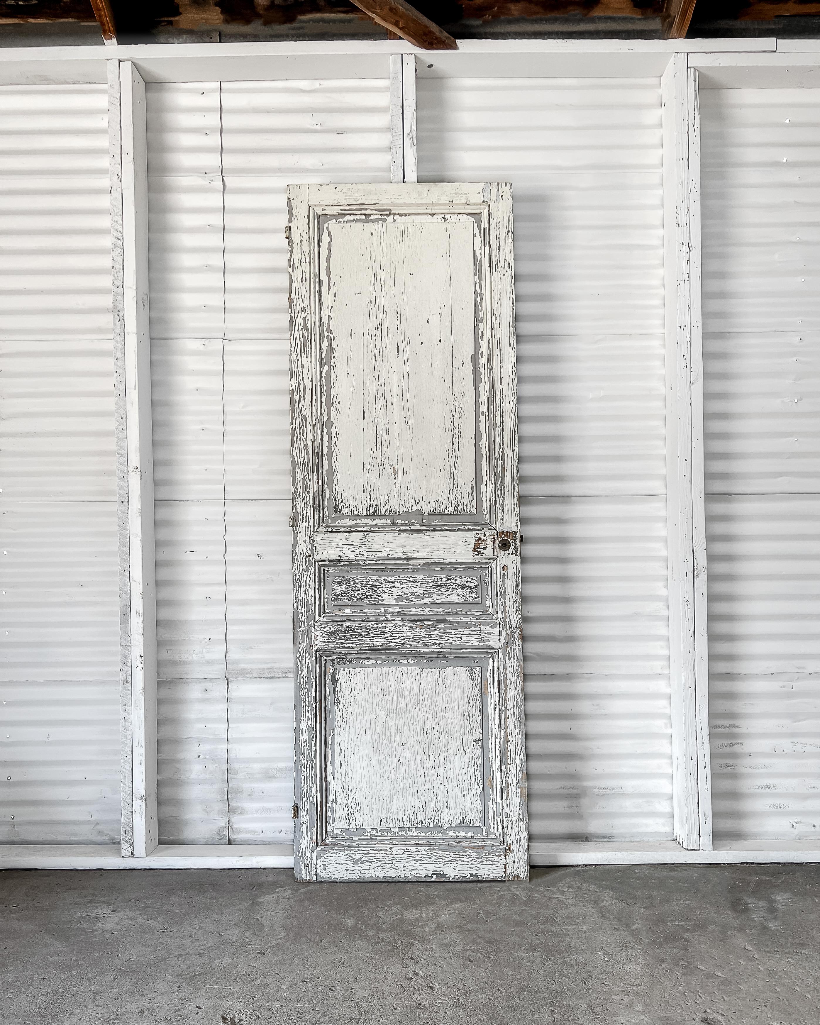 Porta francese a tre pannelli recuperata nel XIX secolo, che potrebbe essere una bella dispensa o una porta per la biancheria. La vernice originale bicolore grigia e bianca e i pannelli smussati aggiungono uno strato di carattere ineguagliabile che