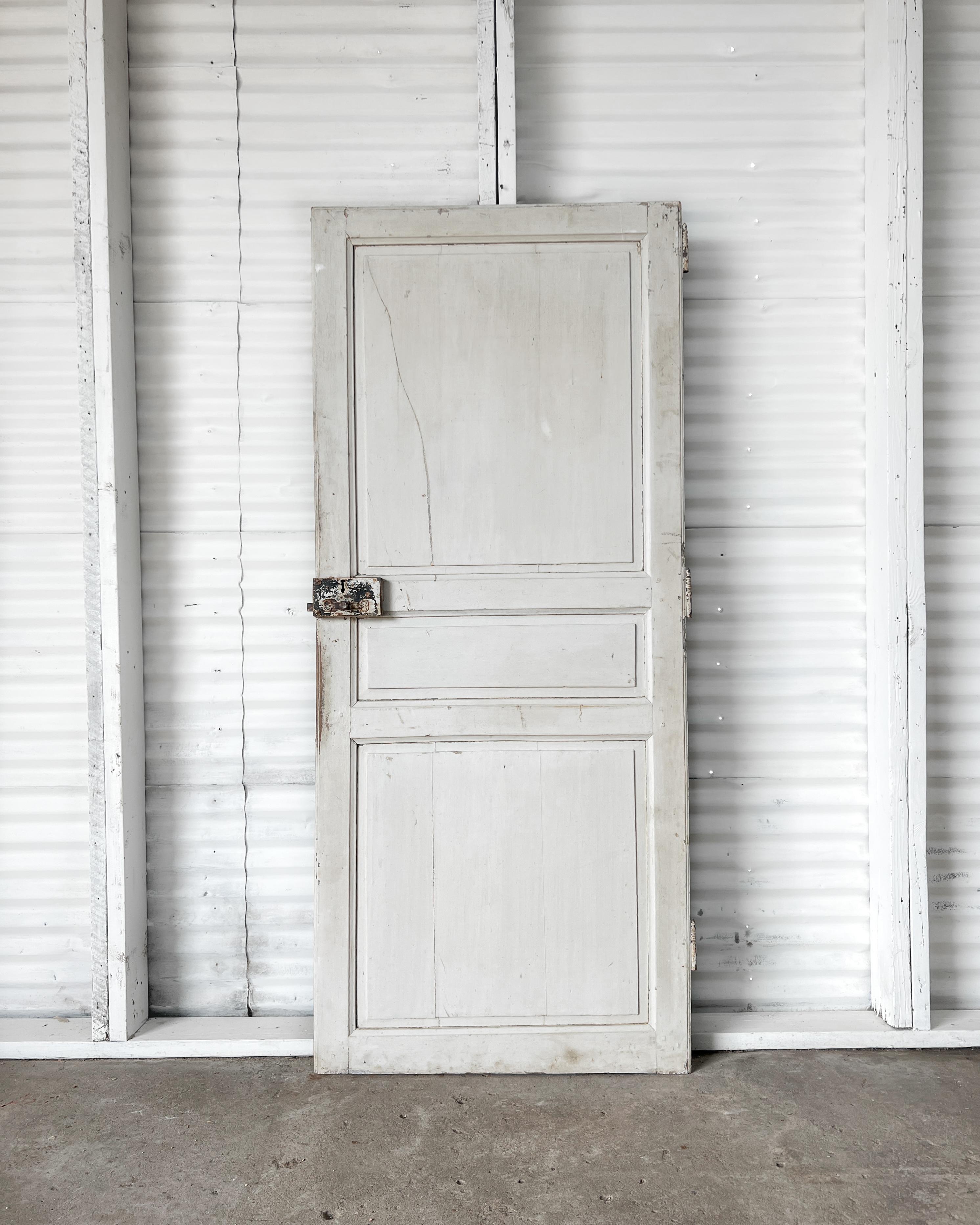 Porta-finestra a 3 pannelli del XIX secolo recuperata con finiture smussate. Installale in una nuova casa per aggiungere immediatamente un tocco di carattere ineguagliabile che non può essere replicato con le moderne porte prodotte in