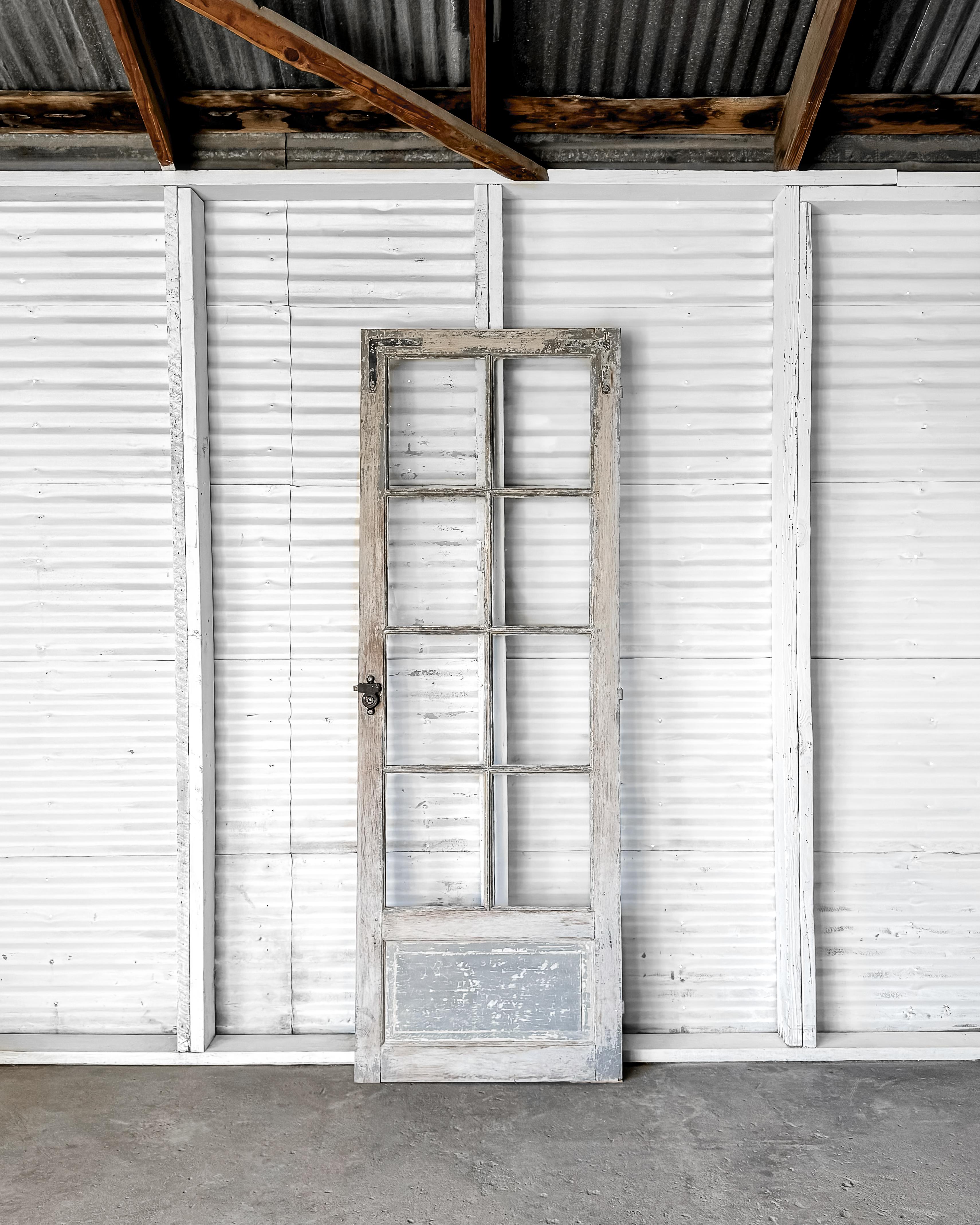 Trasforma la tua casa moderna con l'impareggiabile carattere e la storia di questa porta francese del XIX secolo. Caratterizzato da una configurazione a 8 luci su un unico pannello rialzato, questo pezzo unico emana il fascino della campagna