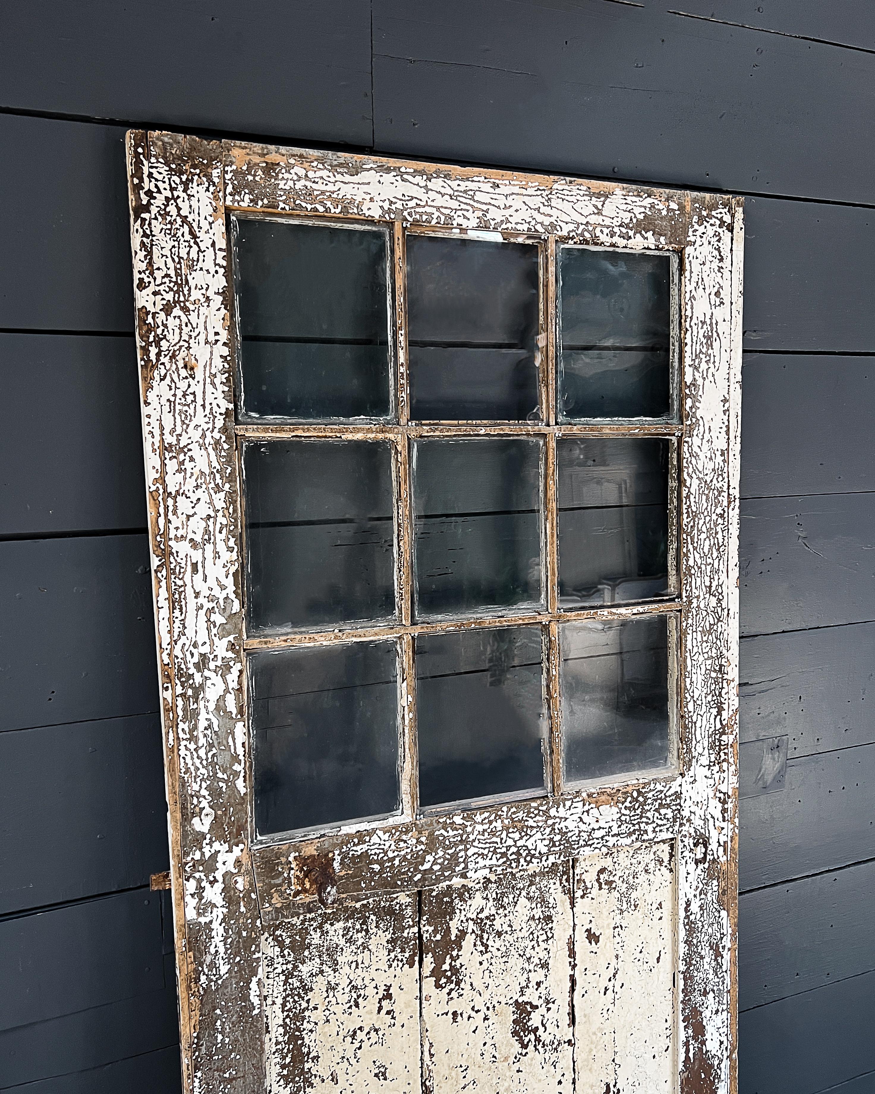 Reclaimierte 9-Licht- französische Tür aus dem 19. Jahrhundert mit Mohnblumenfarbe im Zustand „Gut“ im Angebot in Mckinney, TX