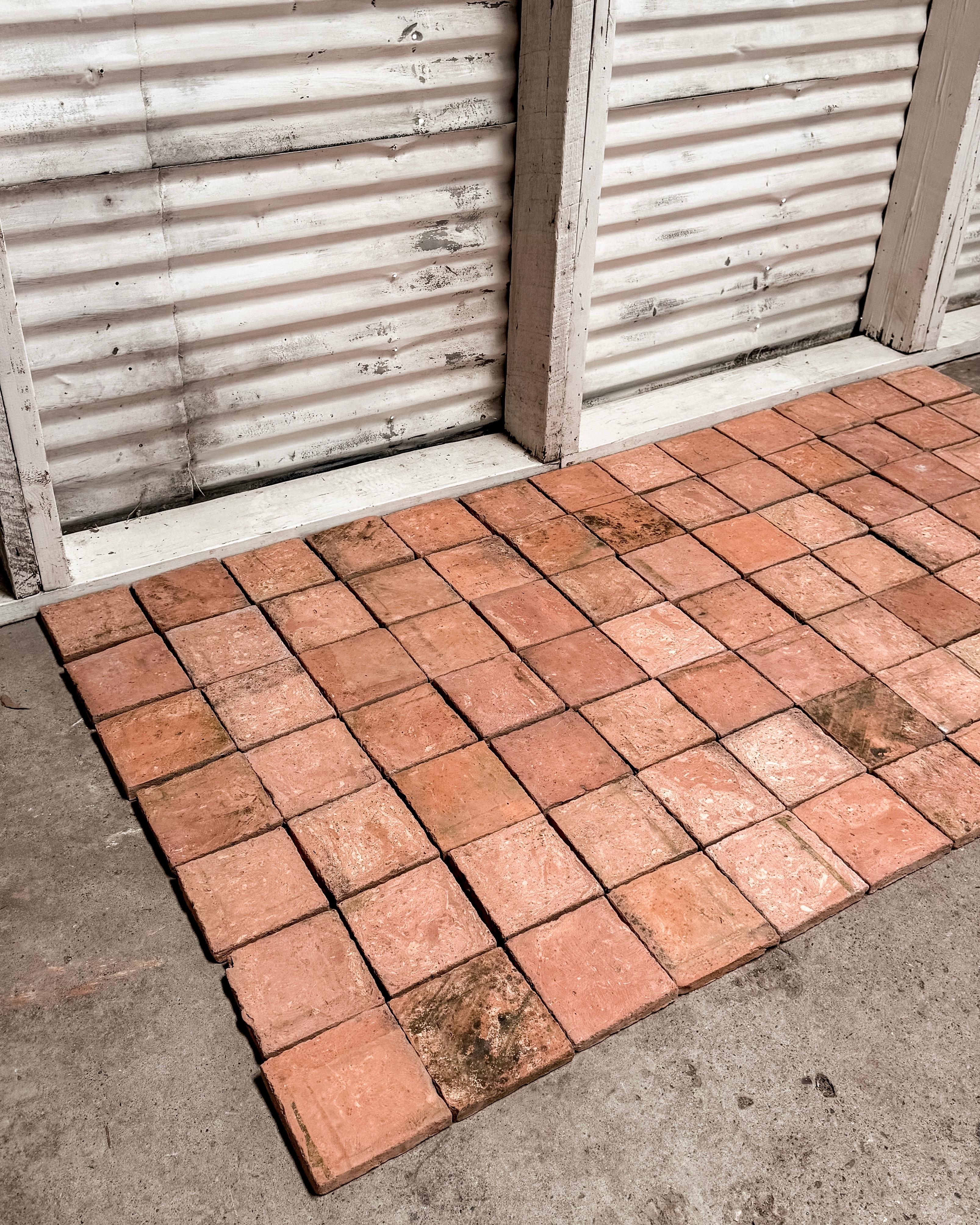 Piastrelle in terracotta francese recuperate del XIX secolo, 18 SF in vendita 11