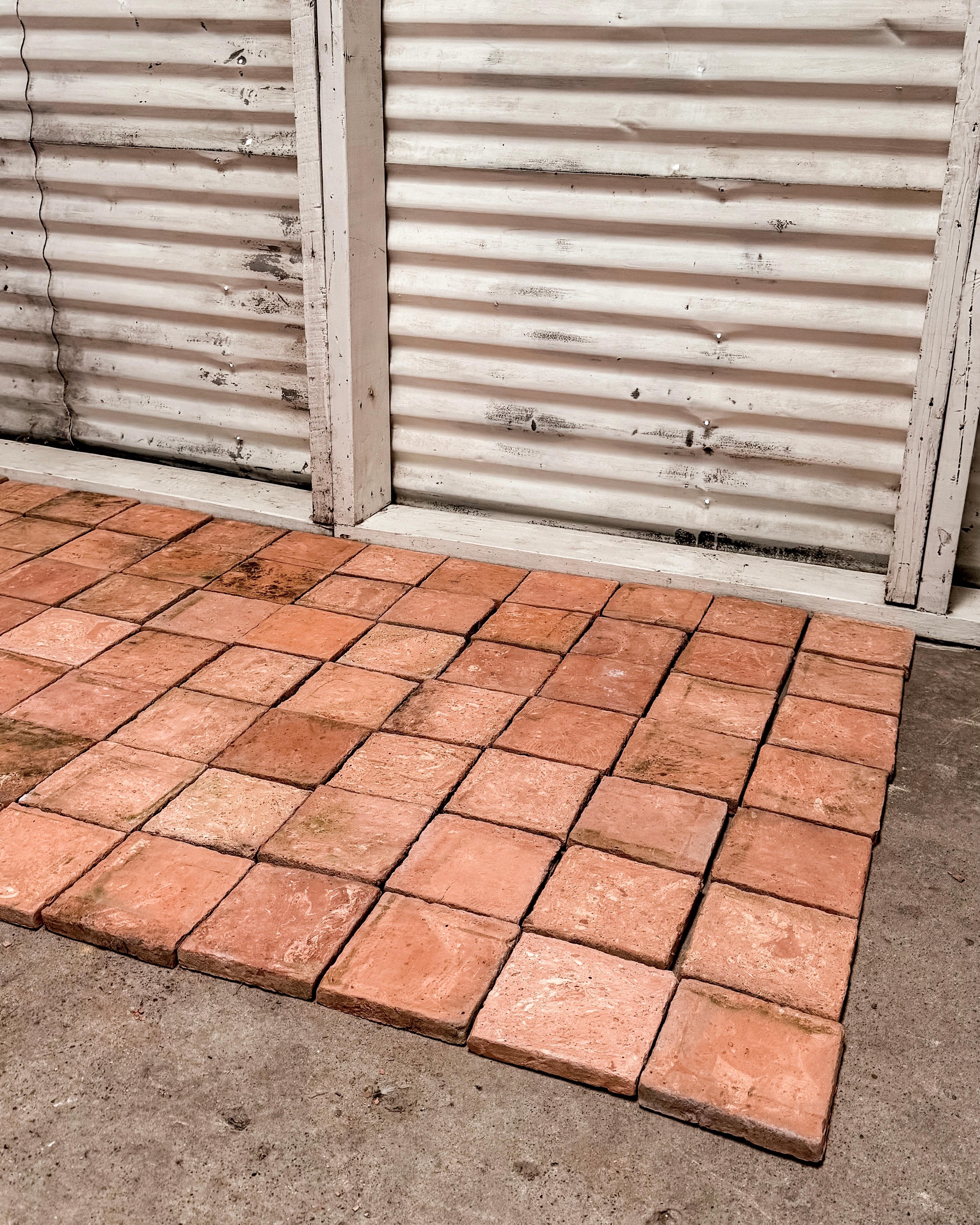 Piastrelle in terracotta francese recuperate del XIX secolo, 18 SF in vendita 13