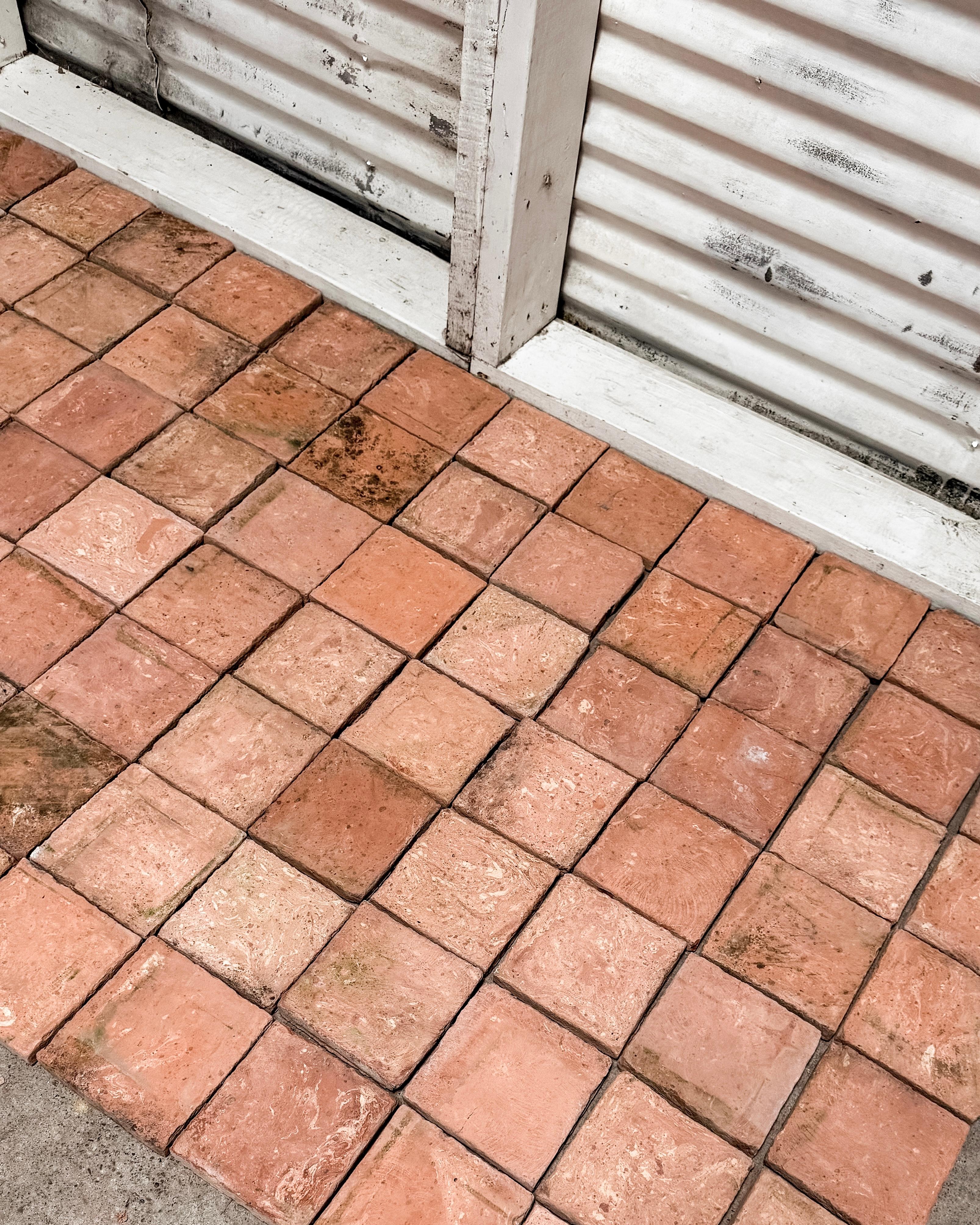 Piastrelle in terracotta francese recuperate del XIX secolo, 18 SF in vendita 14