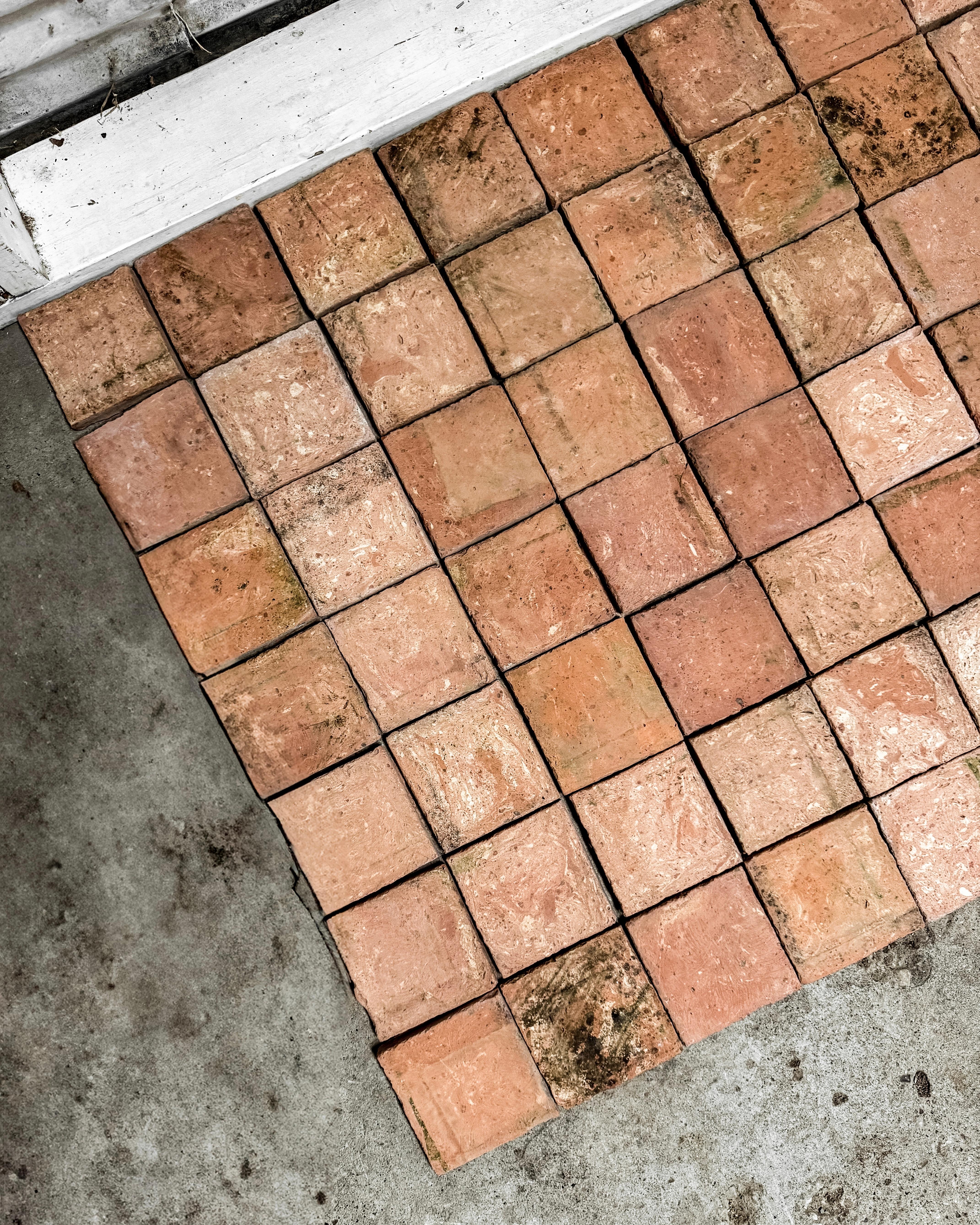 Realizzate a mano e cotte a legna secoli fa, queste piastrelle in terracotta francese di recupero raccontano una storia unica. Resistenti e progettati per la pavimentazione, possono sopportare aree ad alto traffico se adeguatamente sigillati e
