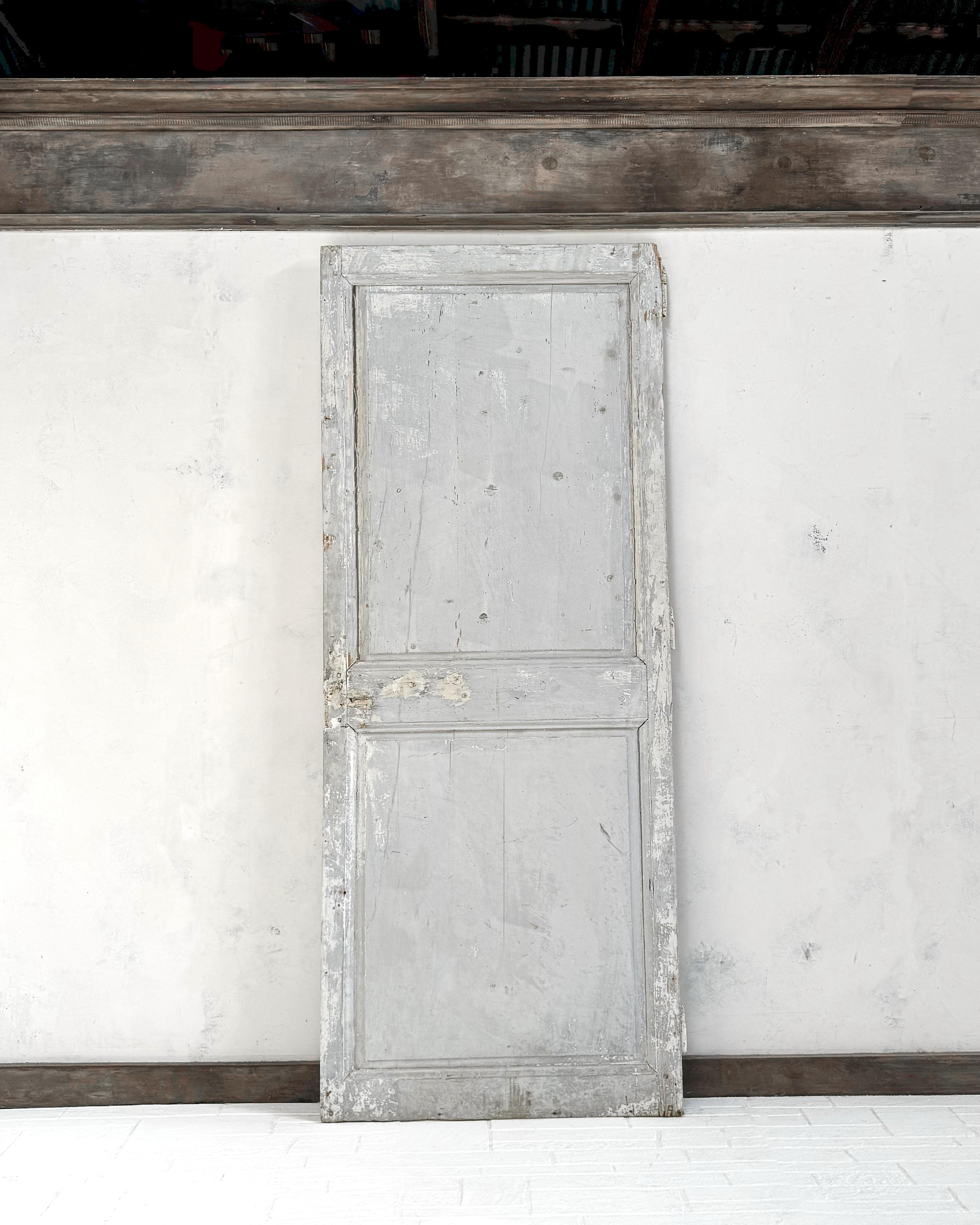 sta puerta francesa recuperada del siglo XIX, con dos paneles en relieve, aporta un encanto y un carácter únicos a cualquier hogar moderno. Instalarlo como cerramiento de una despensa o un armario de ropa blanca elevará instantáneamente el espacio