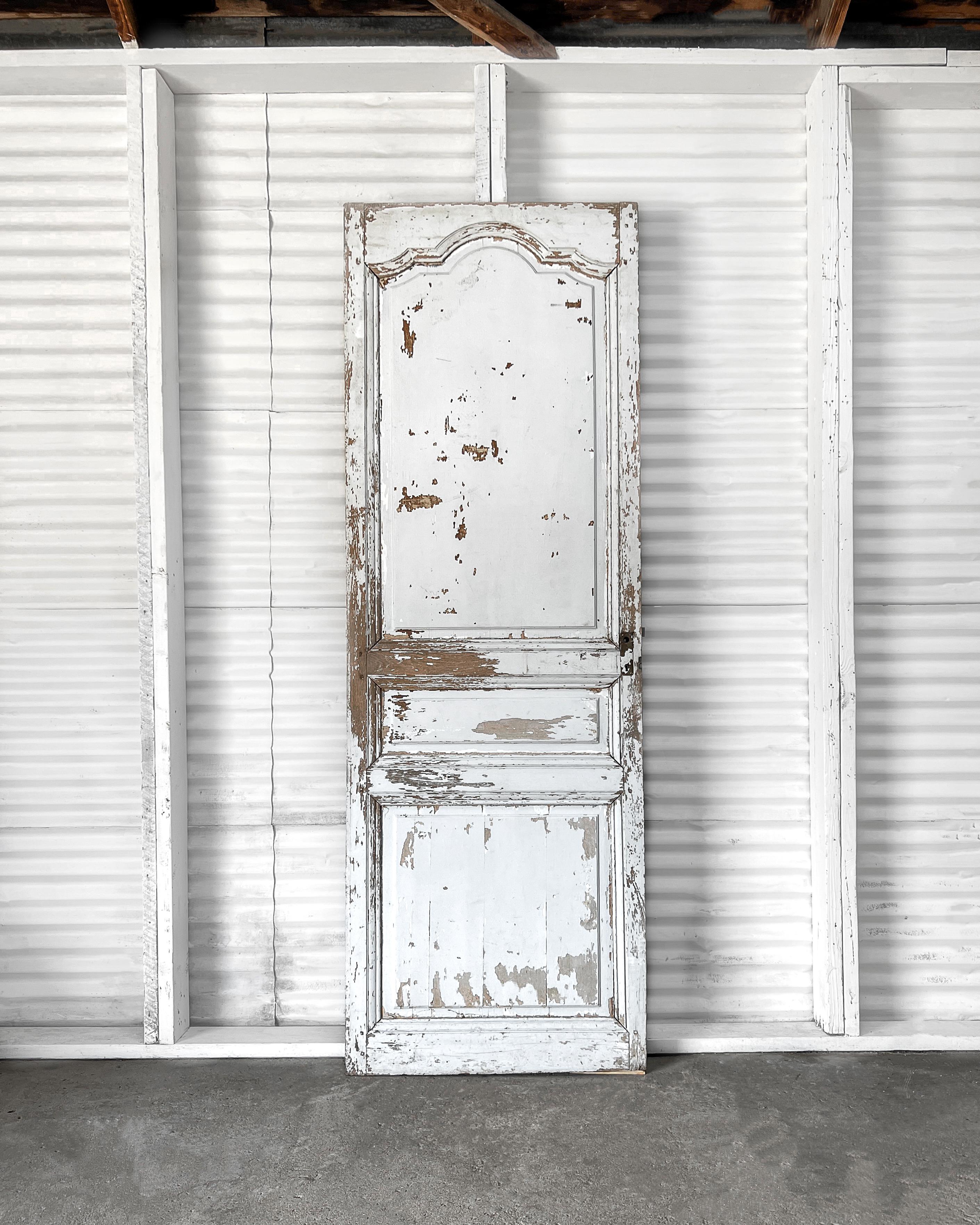 Porta interna provinciale francese del XIX secolo con pannello superiore intagliato e finiture scanalate e smussate. Installale in una nuova casa per racchiudere una dispensa o un armadio per la biancheria e aggiungere immediatamente un tocco di