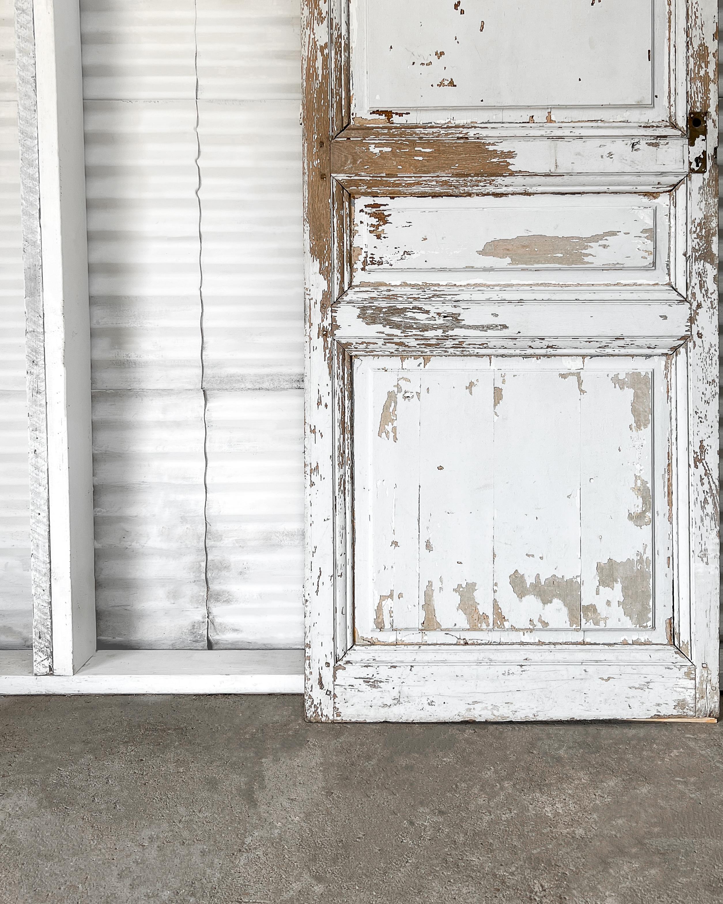 Legno Porta provinciale del XIX secolo recuperata e dipinta di bianco in vendita