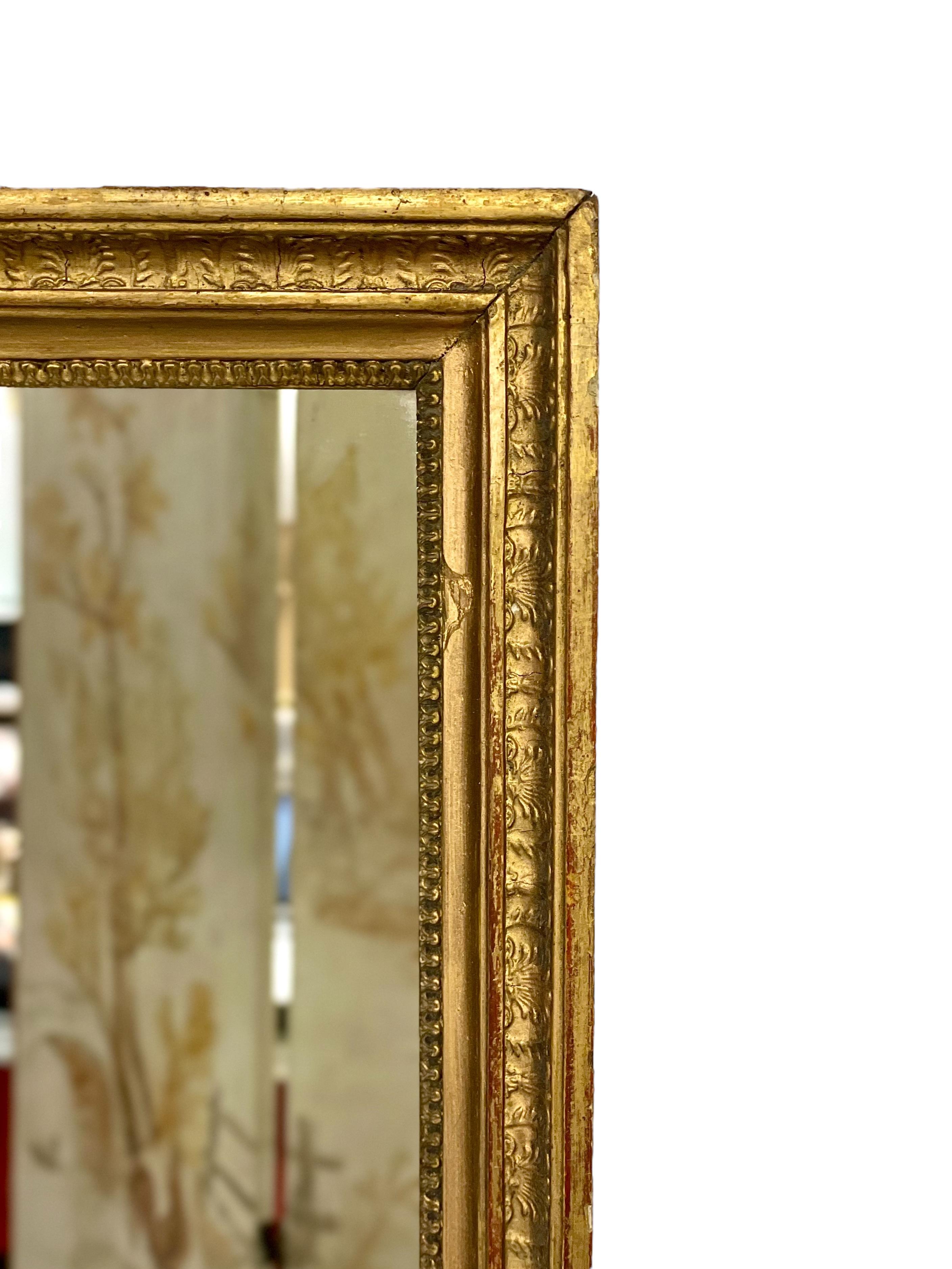 Français Miroir mural rectangulaire doré du 19e siècle en vente