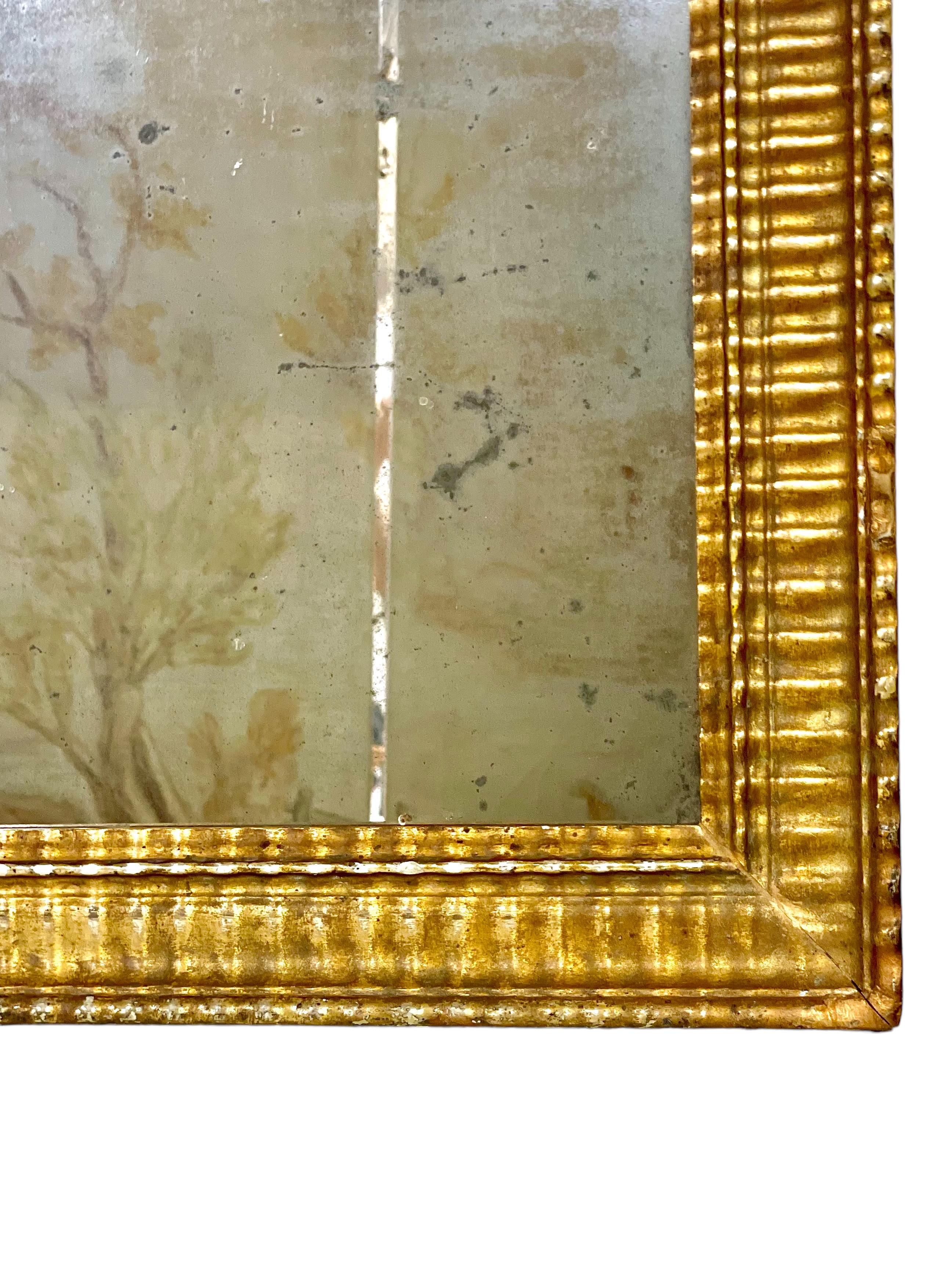 Un très beau miroir rectangulaire Louis Philippe dans un magnifique cadre en bois doré, qui a été sculpté sur tout le pourtour dans un style simple mais attrayant de nervures ou de cannelures. Datant du milieu du XIXe siècle, ce fabuleux miroir