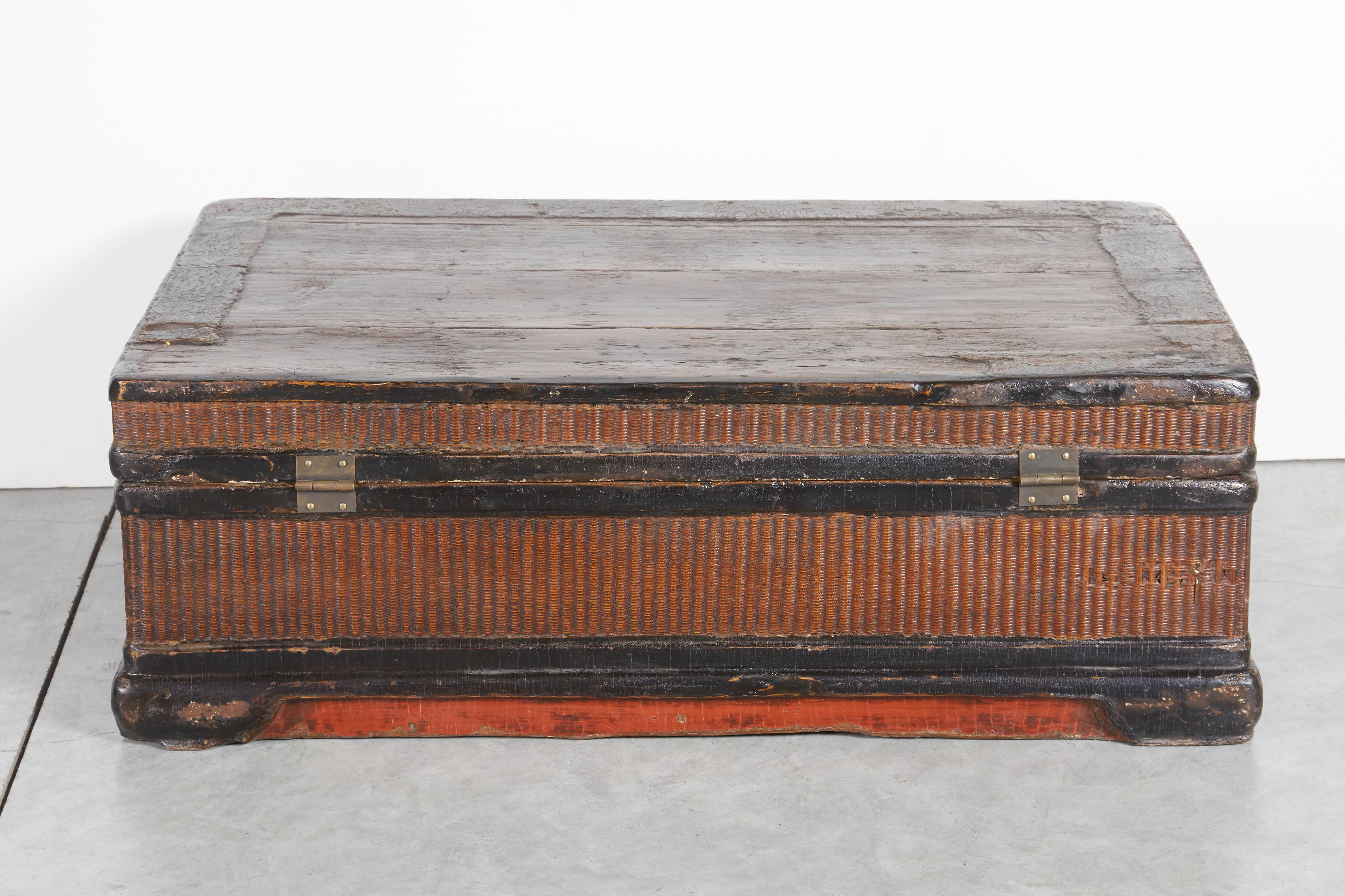 Baule cinese intrecciato rosso e nero del XIX secolo in vendita 5