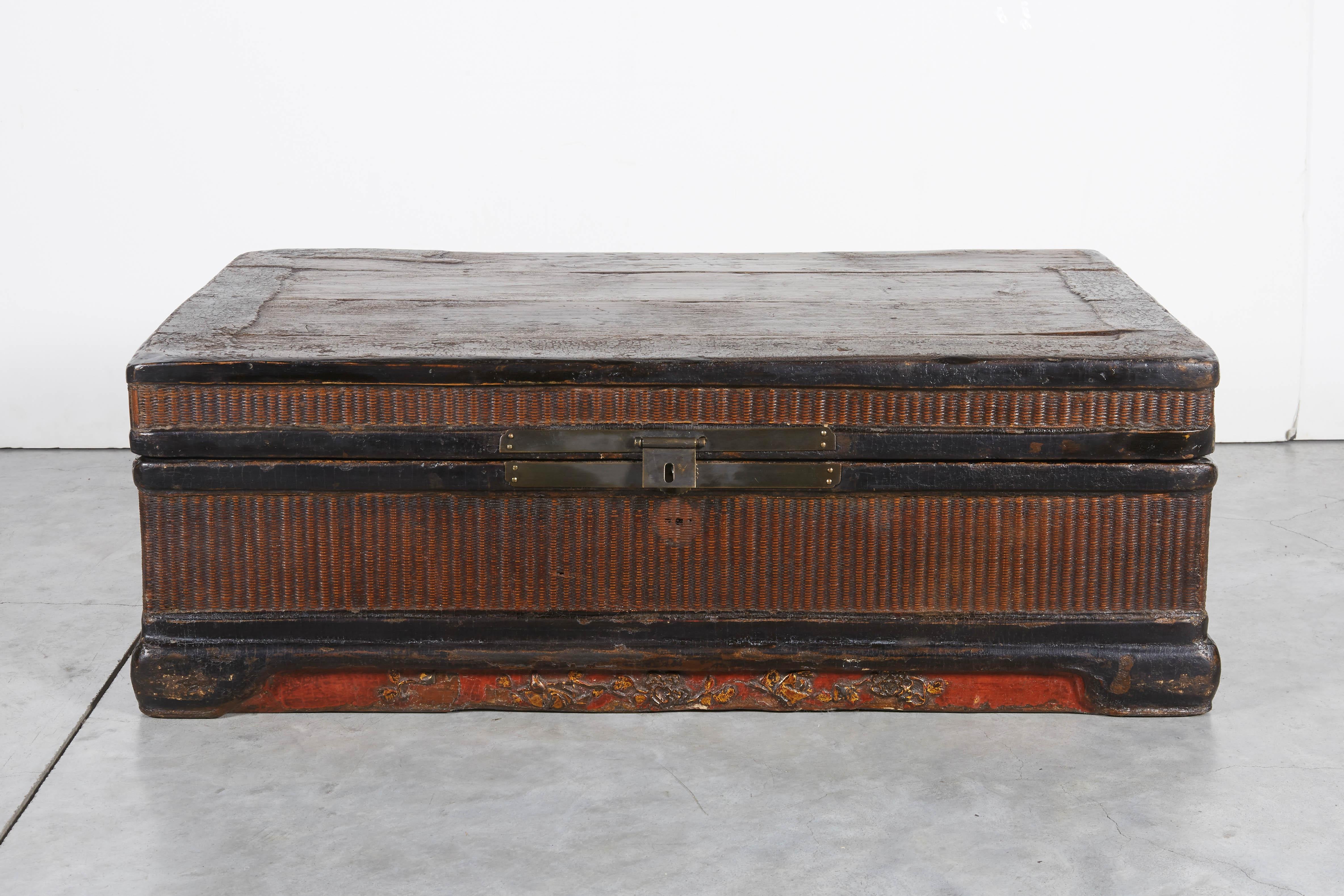 A late 19th century Chinese trunk with striking red and black lacquer frame and hand woven willow side panels. Beautifully finished wooden interior. From Shanxi Province.
CST366.