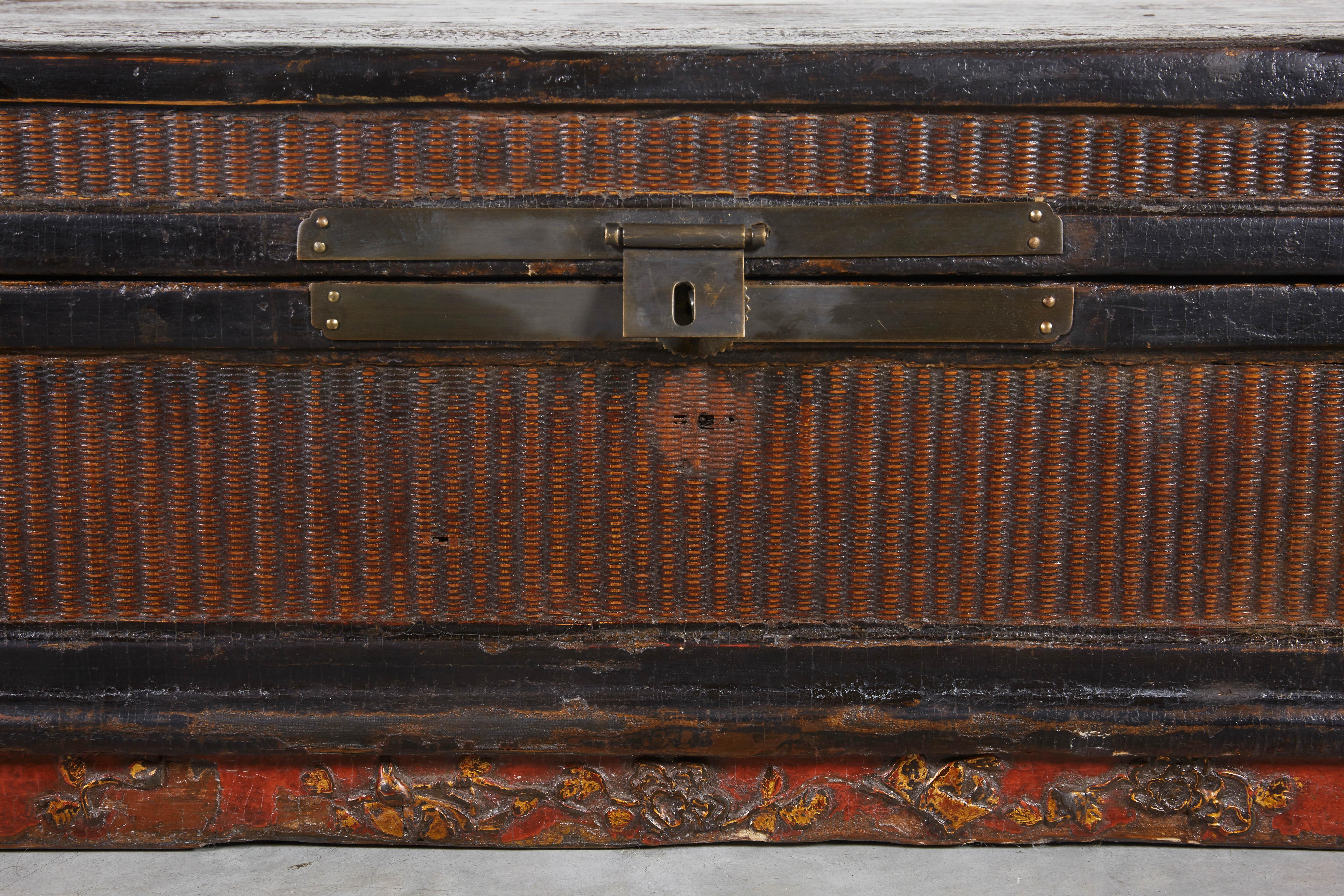 19th Century Red and Black Chinese Woven Trunk In Good Condition For Sale In New York, NY