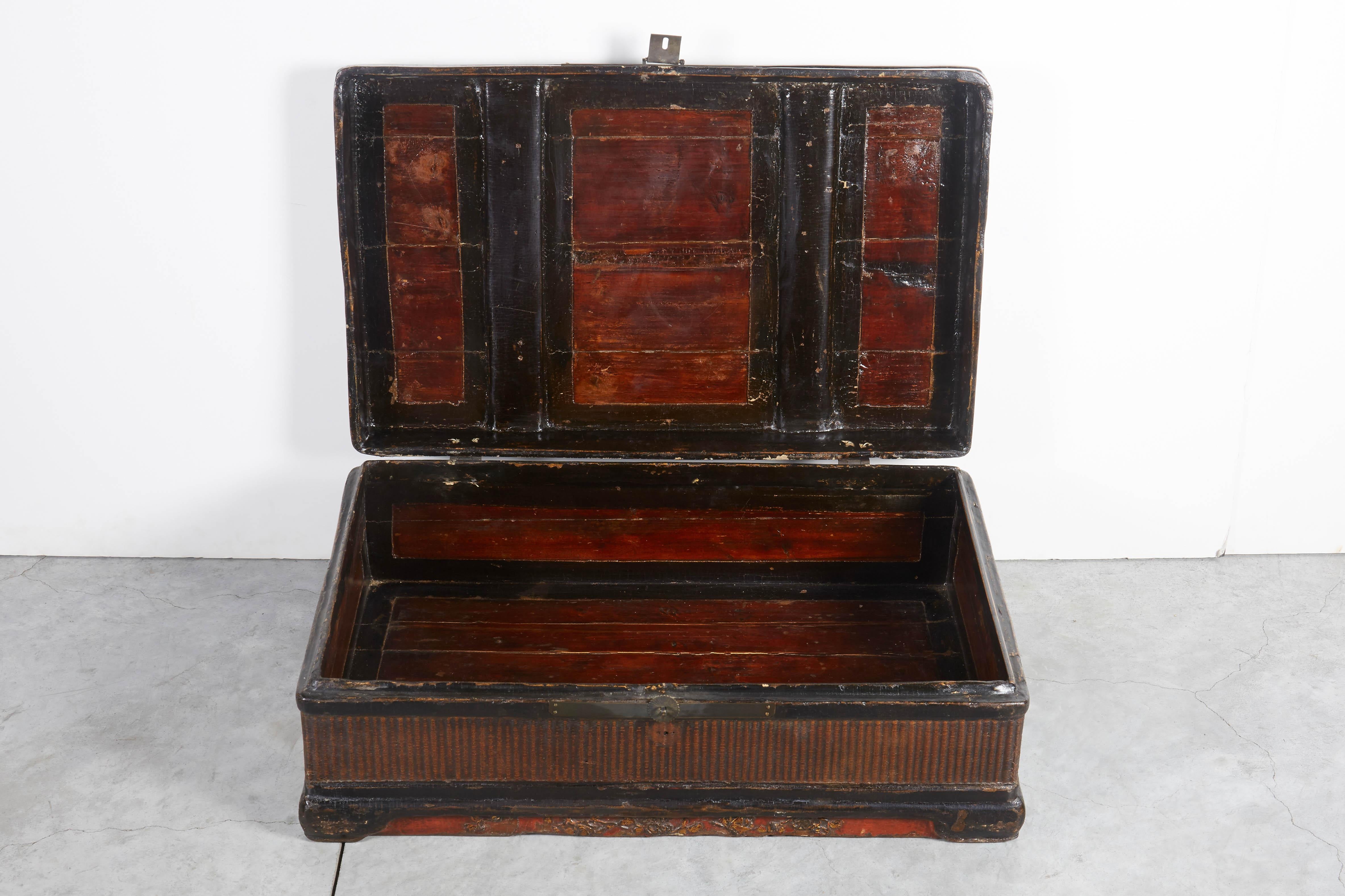 Baule cinese intrecciato rosso e nero del XIX secolo In condizioni buone in vendita a New York, NY