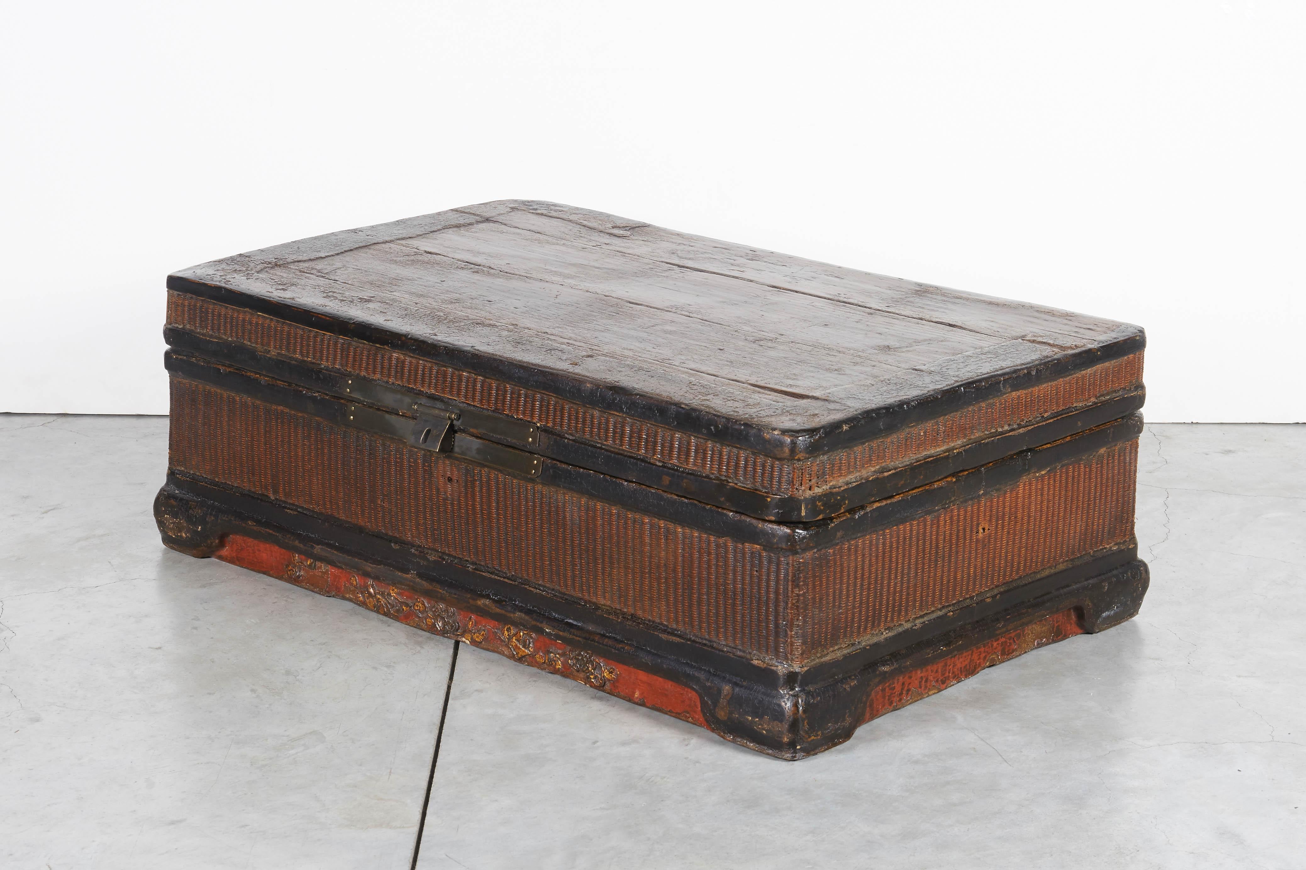 19th Century Red and Black Chinese Woven Trunk For Sale 1