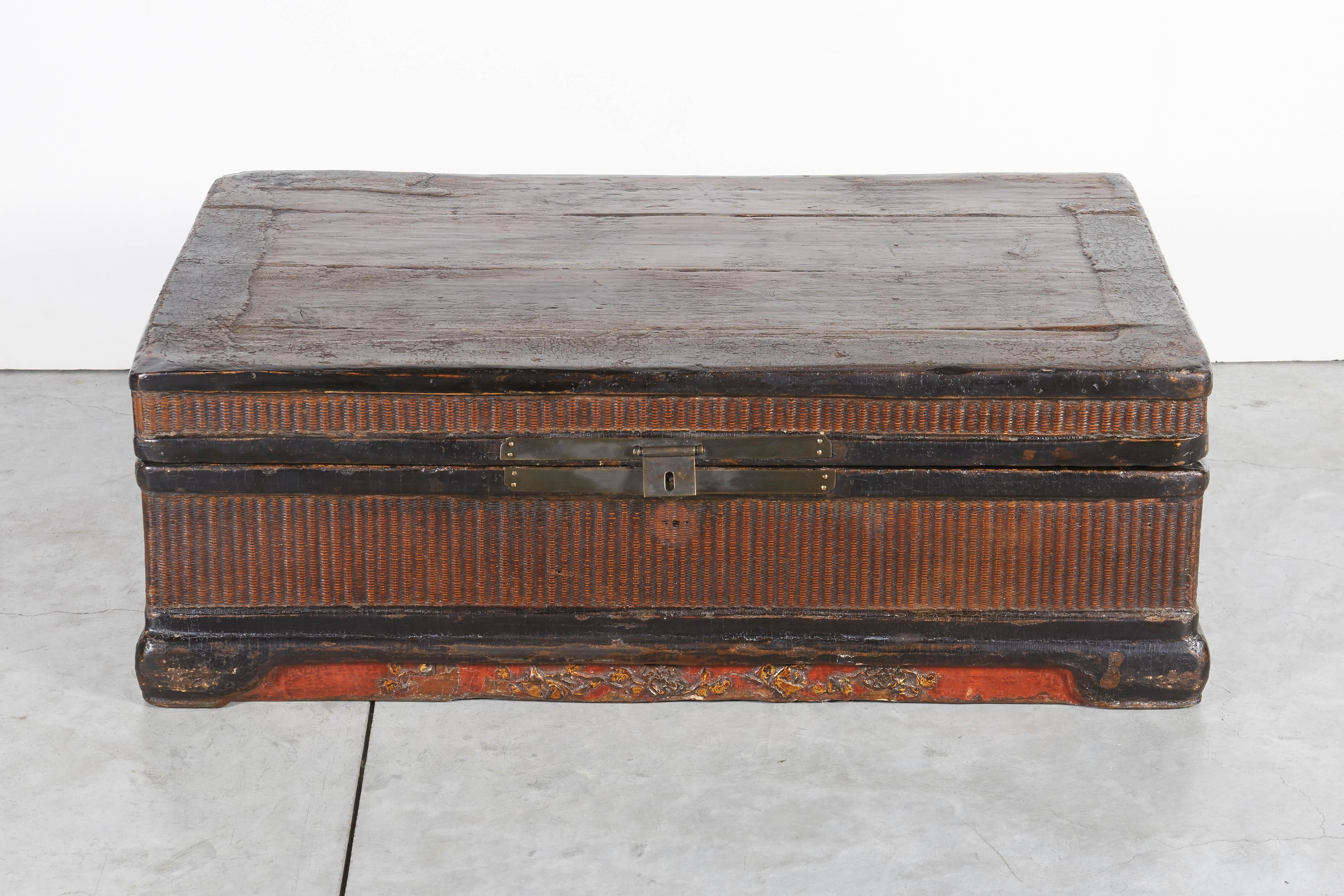 19th Century Red and Black Chinese Woven Trunk For Sale 2