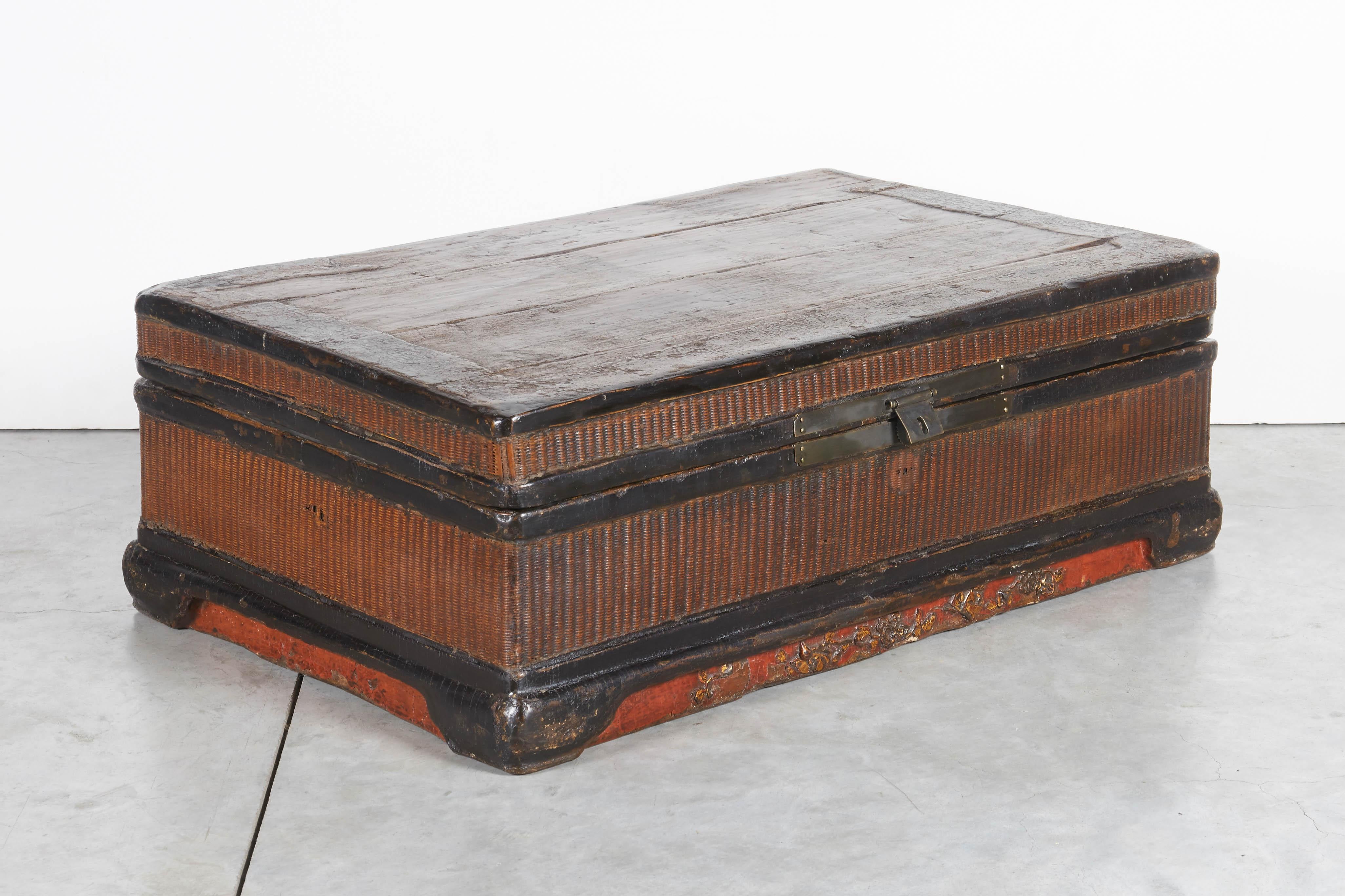 19th Century Red and Black Chinese Woven Trunk For Sale 3