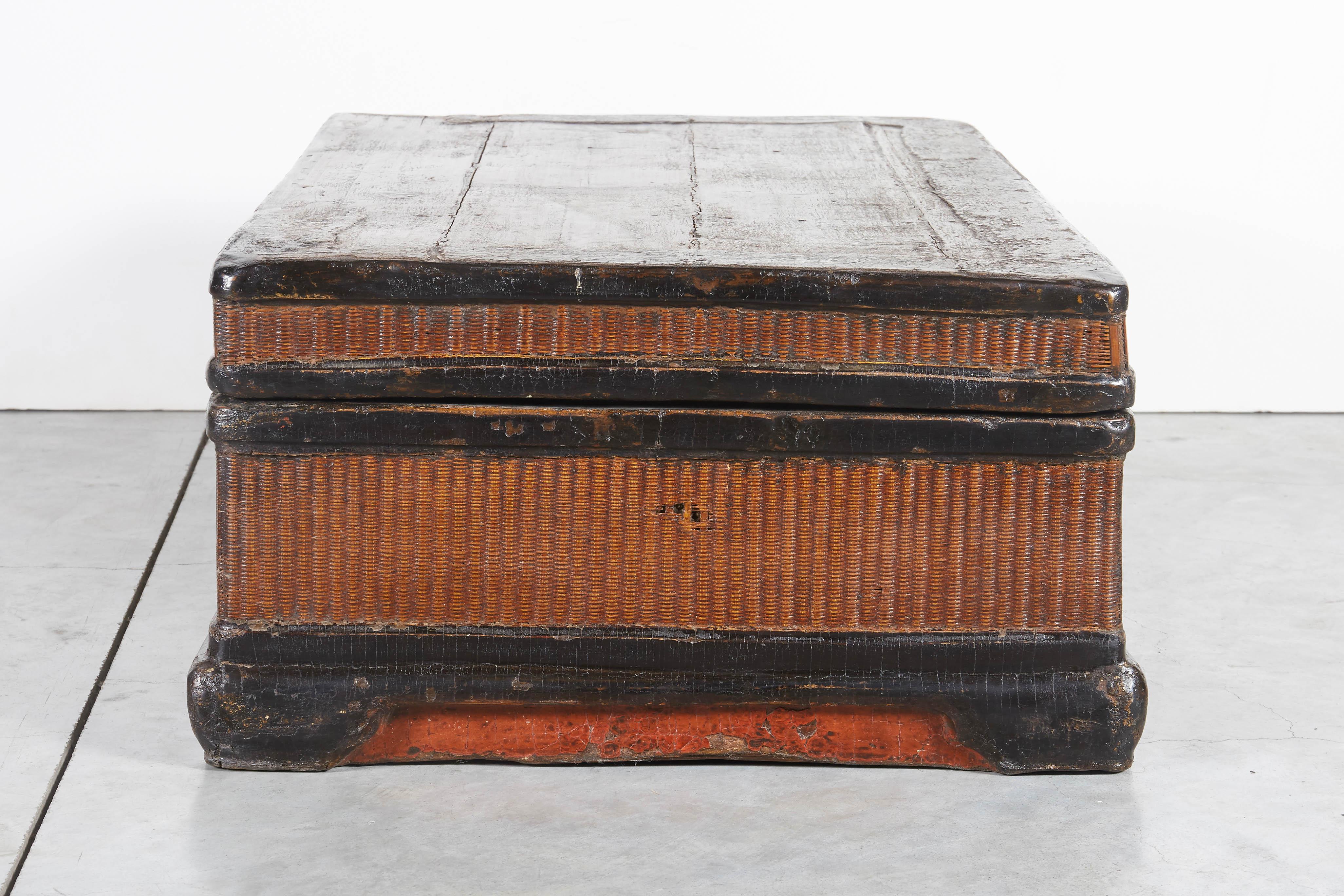 19th Century Red and Black Chinese Woven Trunk For Sale 4