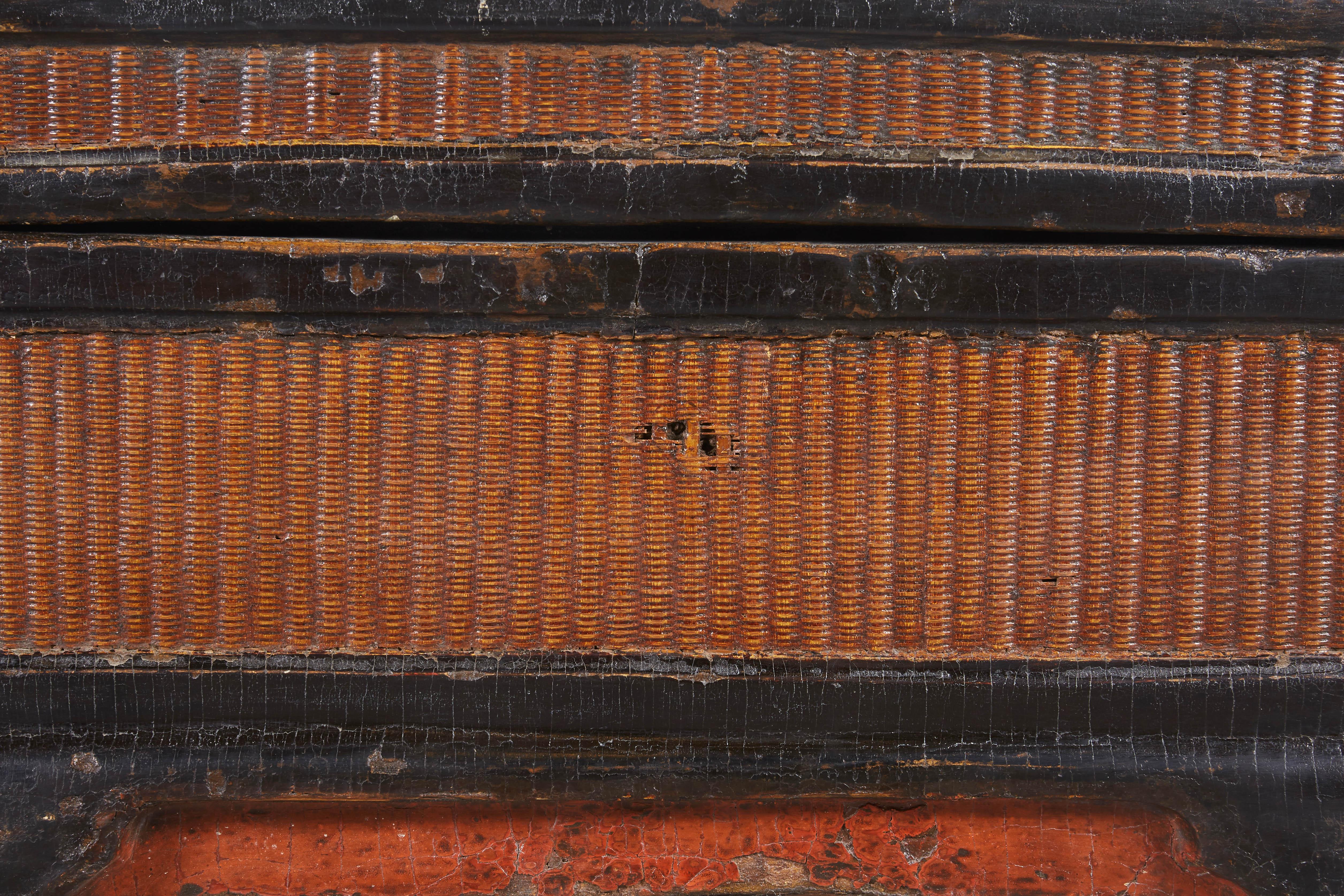 19th Century Red and Black Chinese Woven Trunk For Sale 5